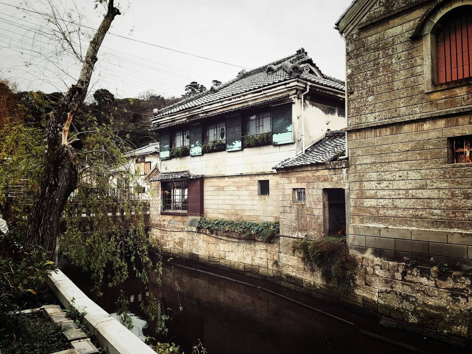 Casa japonesa antigua junto al canal