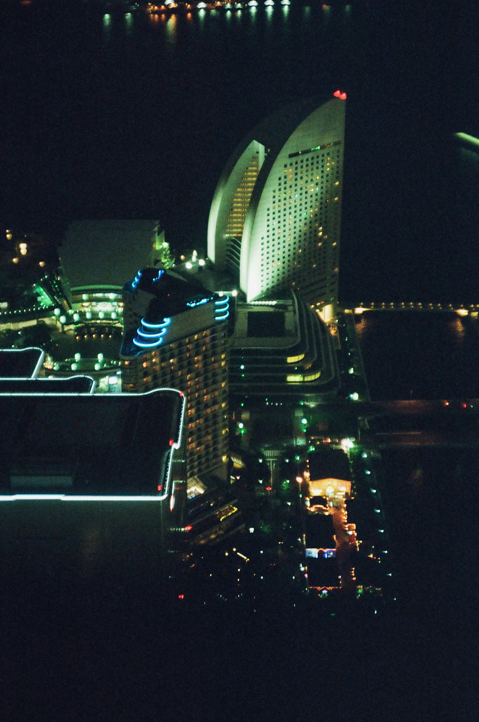 夜间城市景观，特色照明建筑和高层建筑
