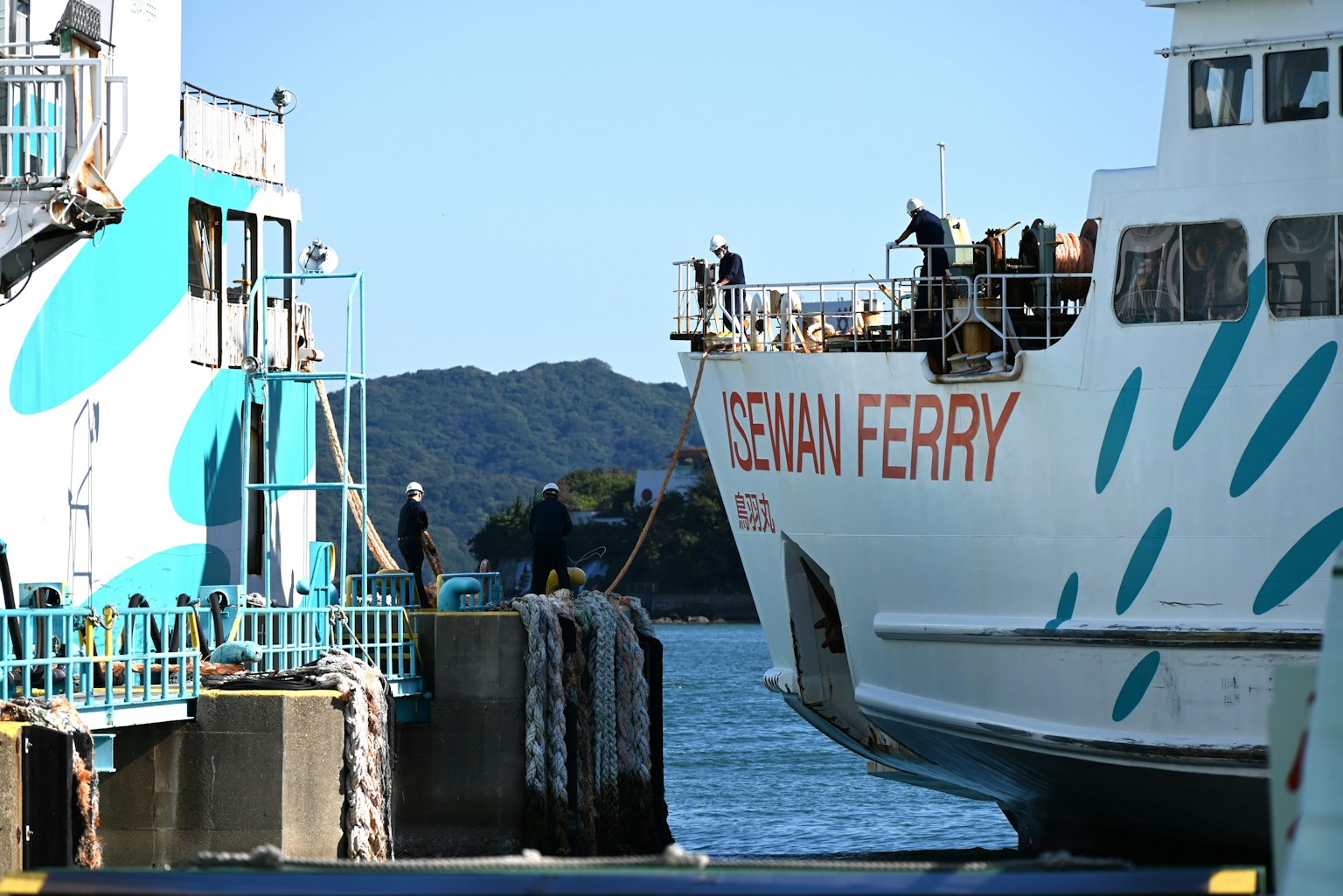 Un ferry à motifs bleus accosté au port