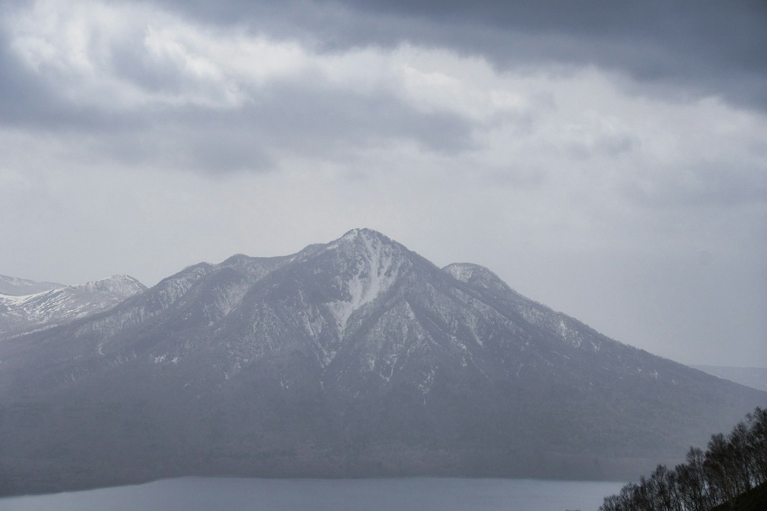 Gunung bersalju di bawah langit mendung