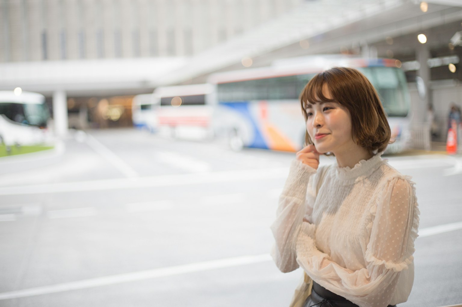 一位女性深思熟虑，背景是公交车