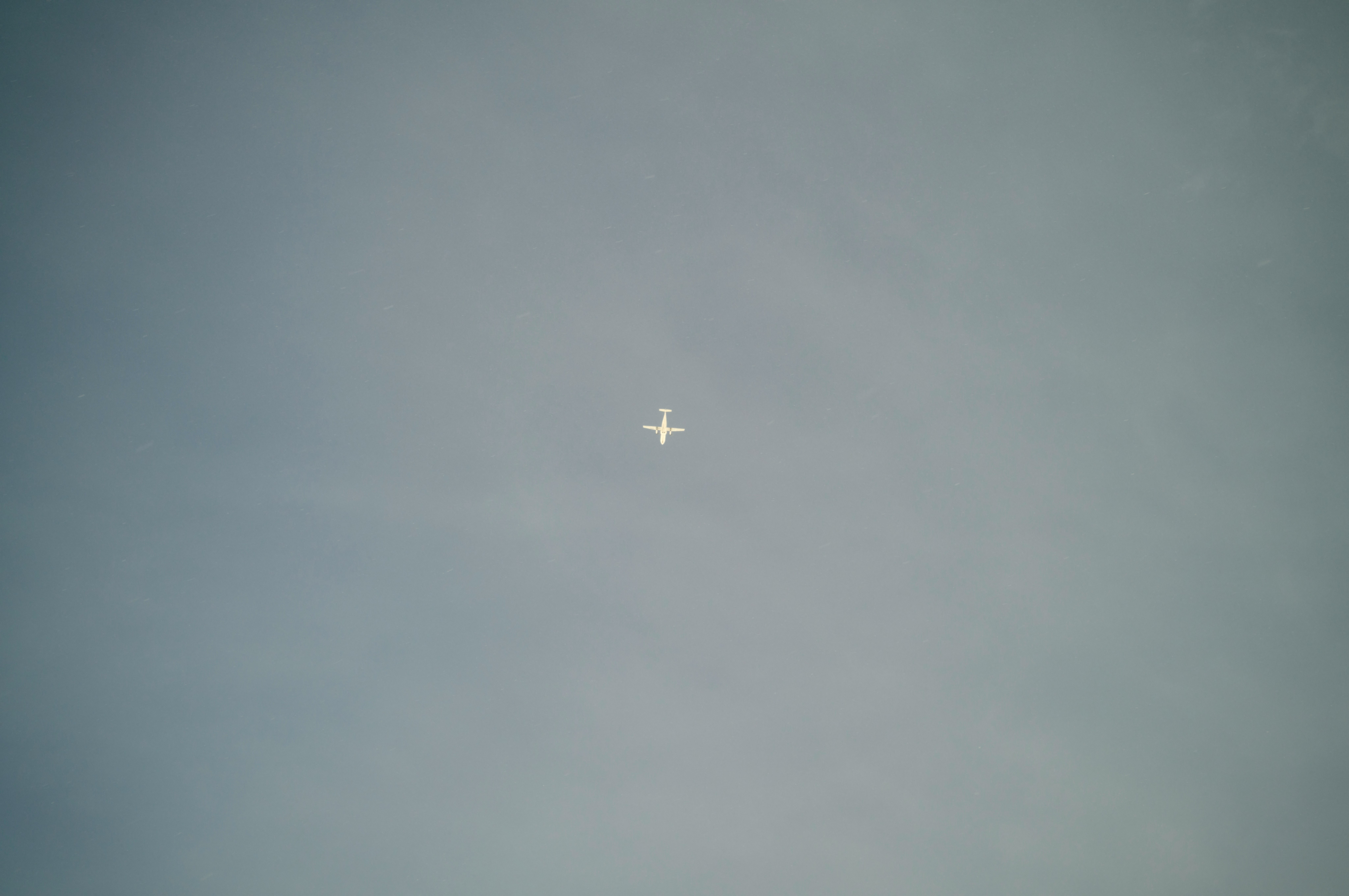 多雲天空中漂浮的十字形小光點