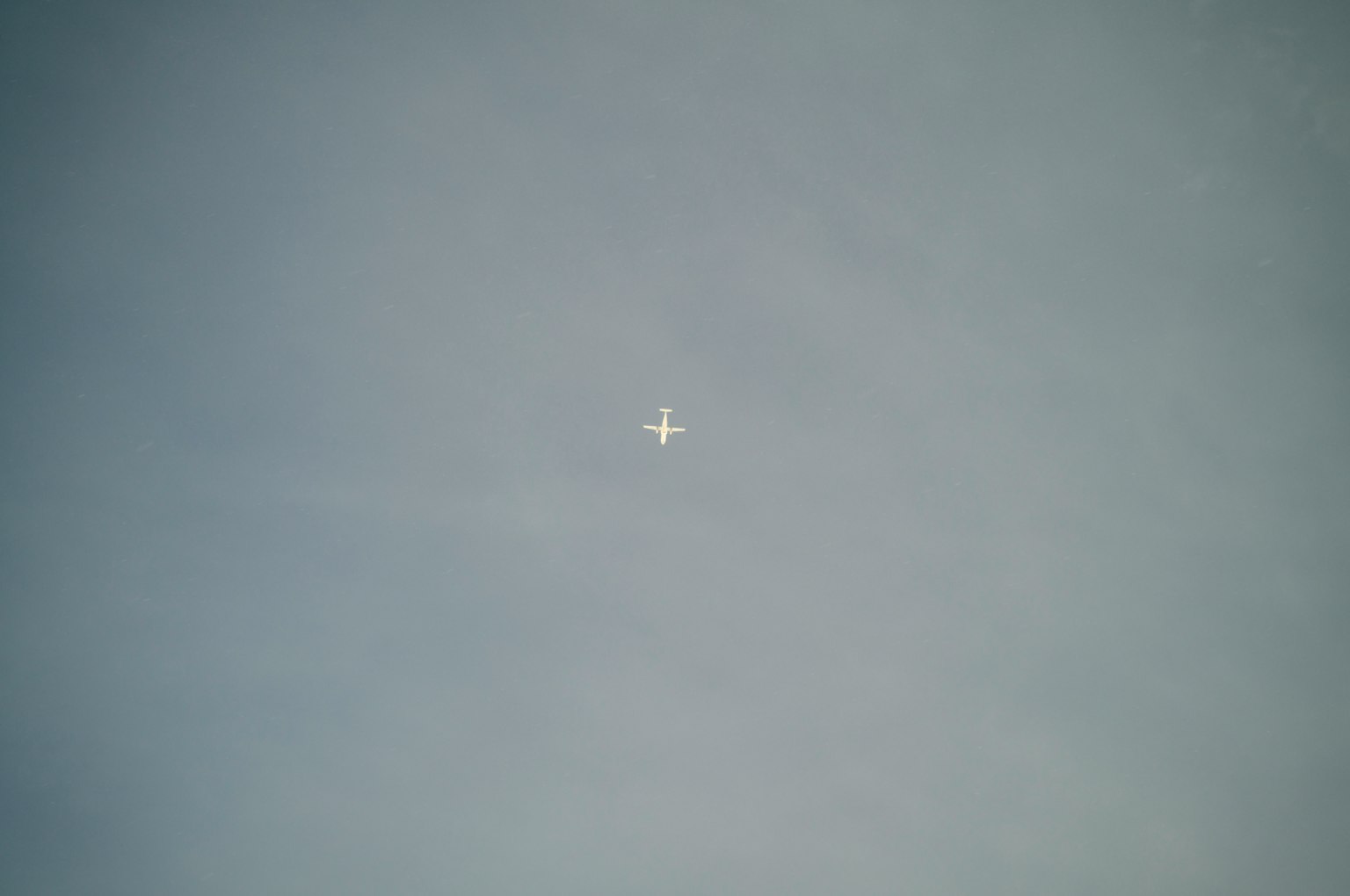 Un piccolo aereo che vola in un cielo blu