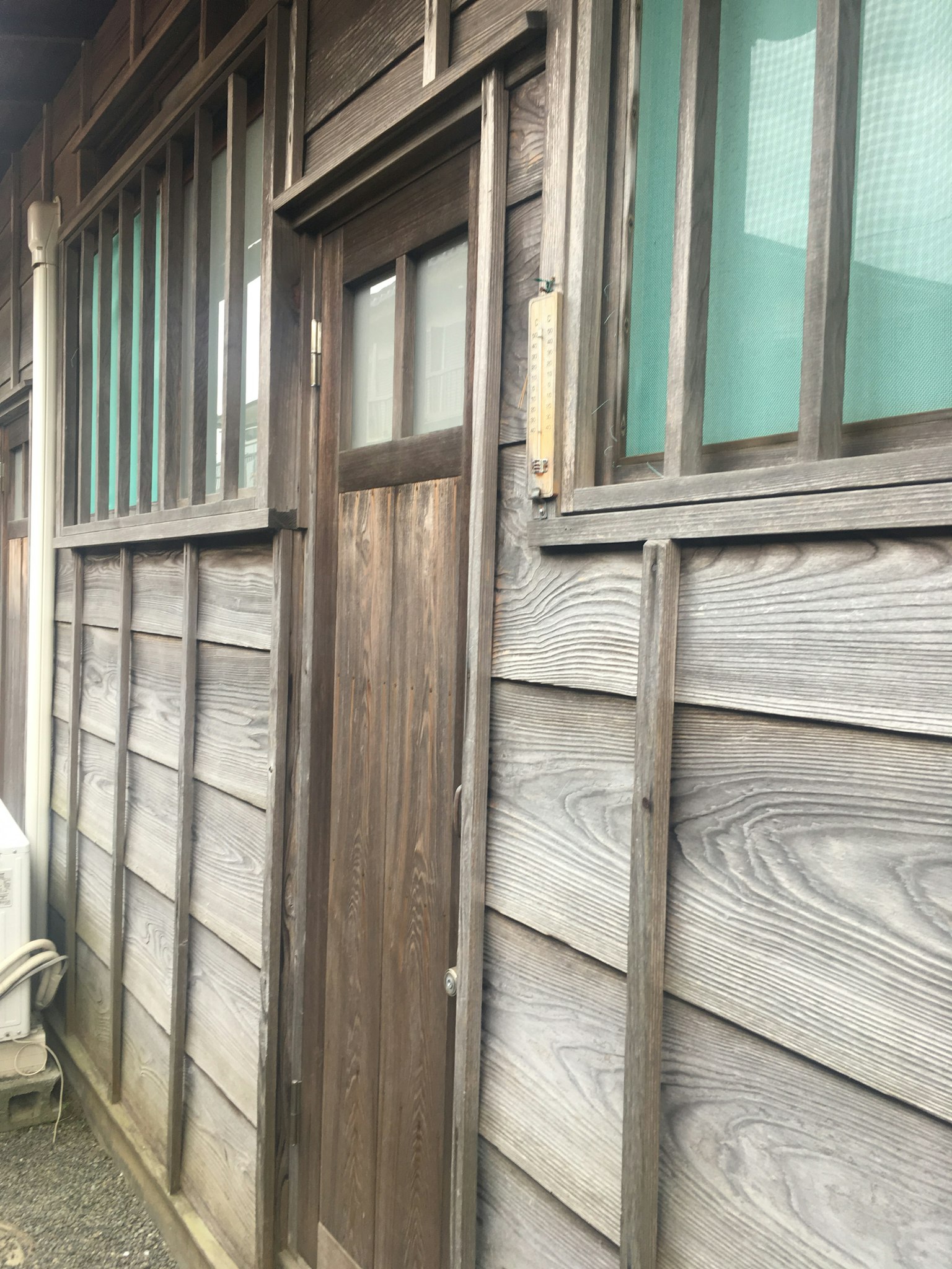 오래된 목조 건물의 입구와 창문 세부사항
