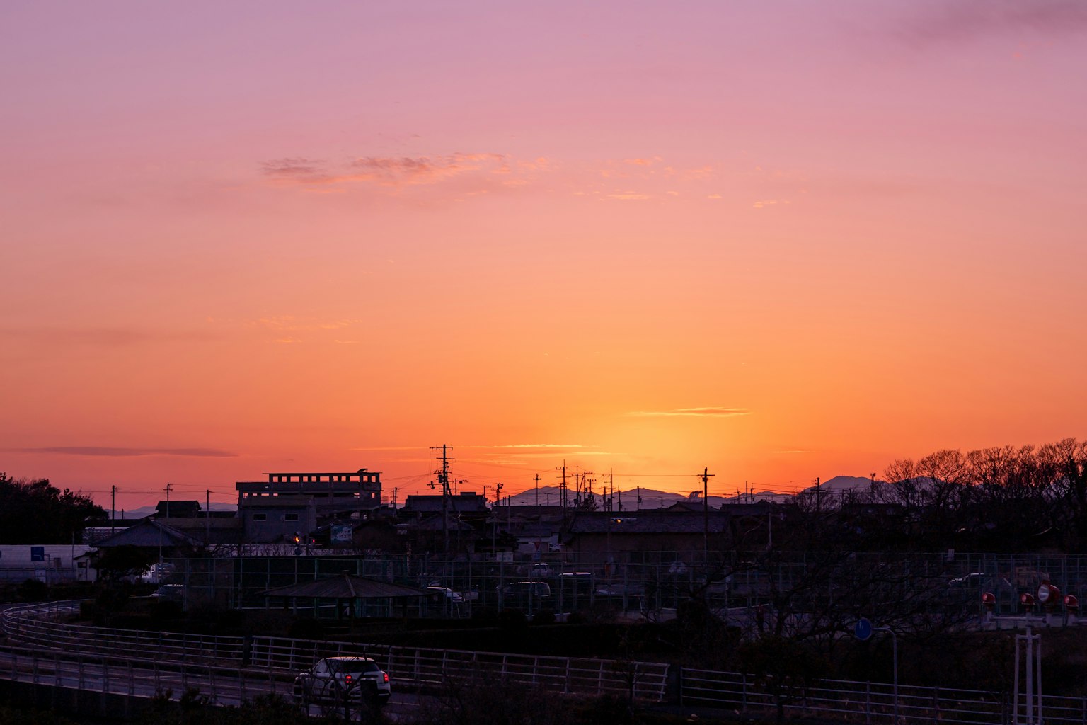 紫色日落和背景中的建筑轮廓