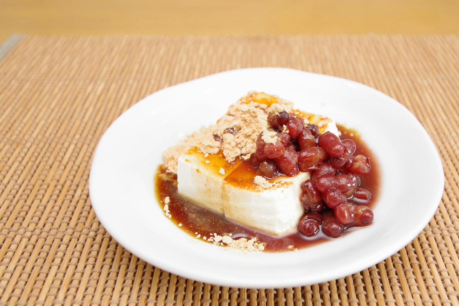 Postre de tofu cubierto con frijoles rojos dulces y harina de soya