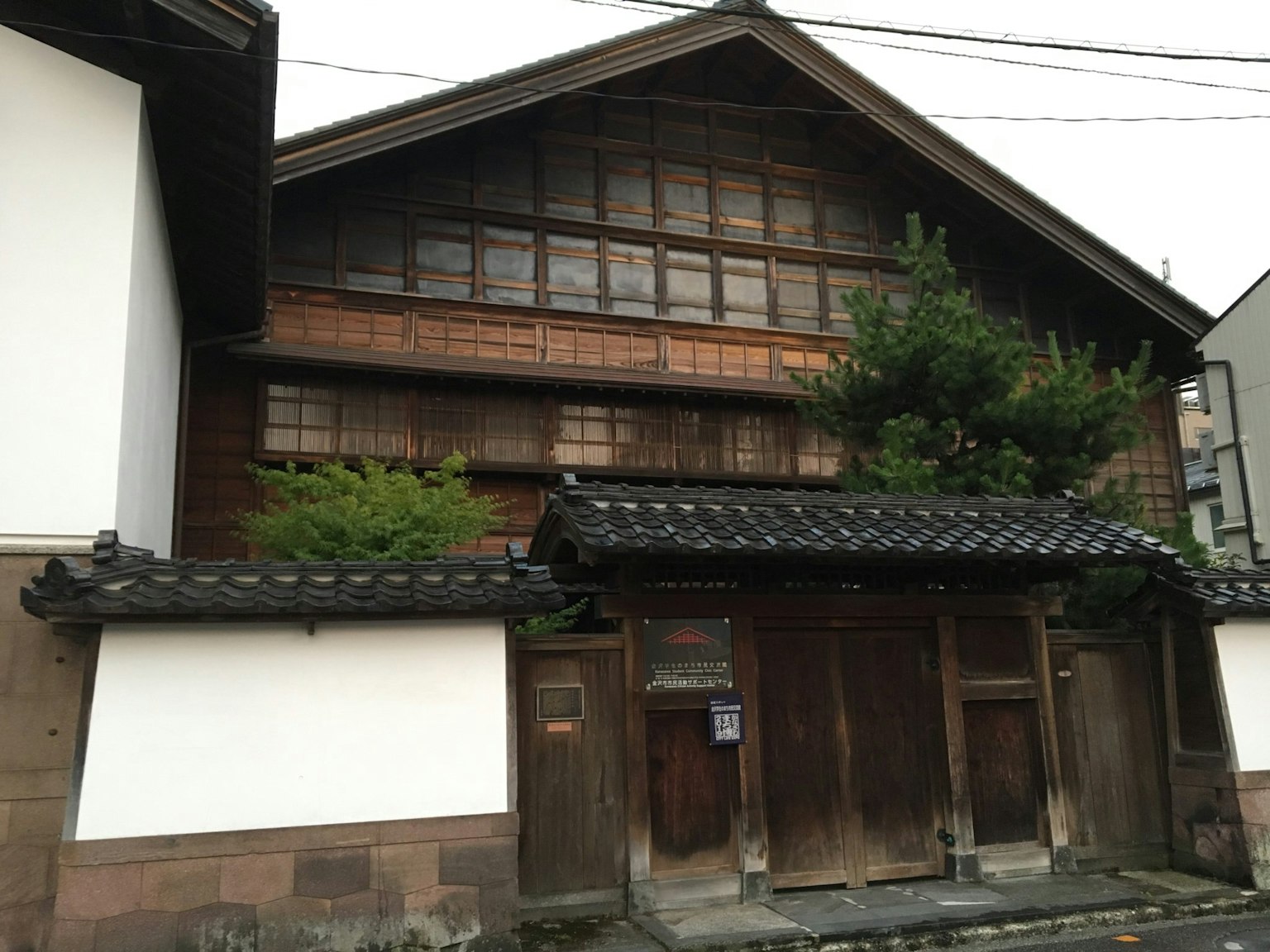传统日本木屋外观，具有旧木材和细致窗户