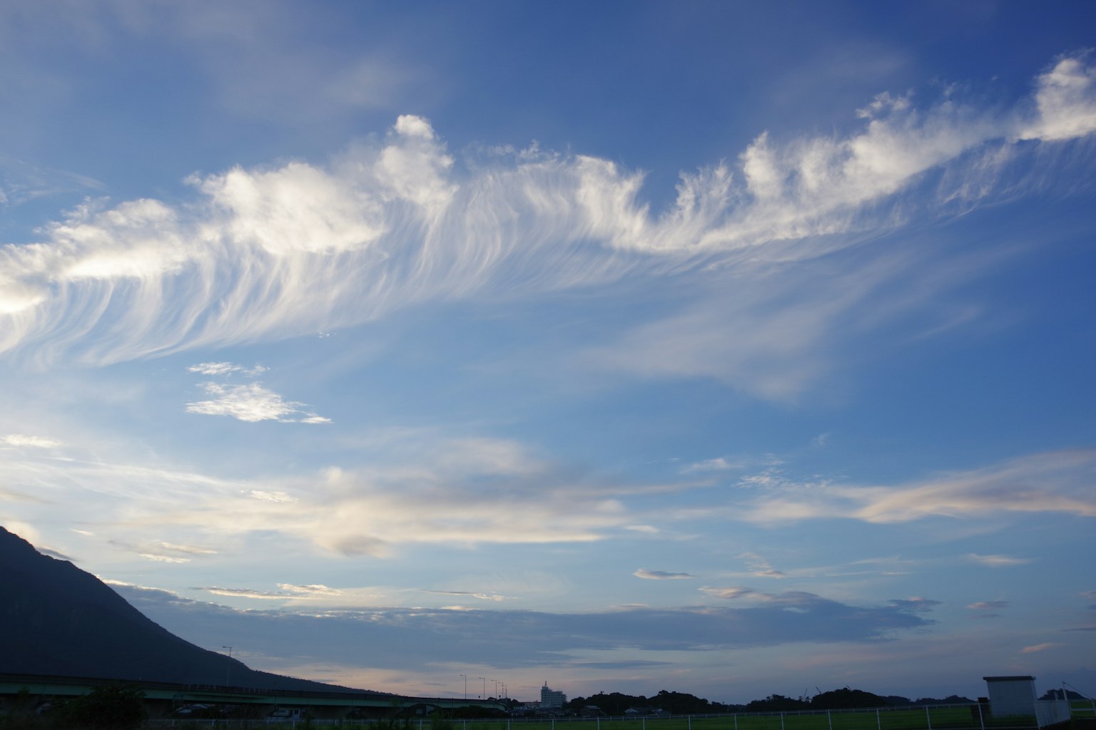 Vue pittoresque du ciel bleu avec des nuages blancs uniques