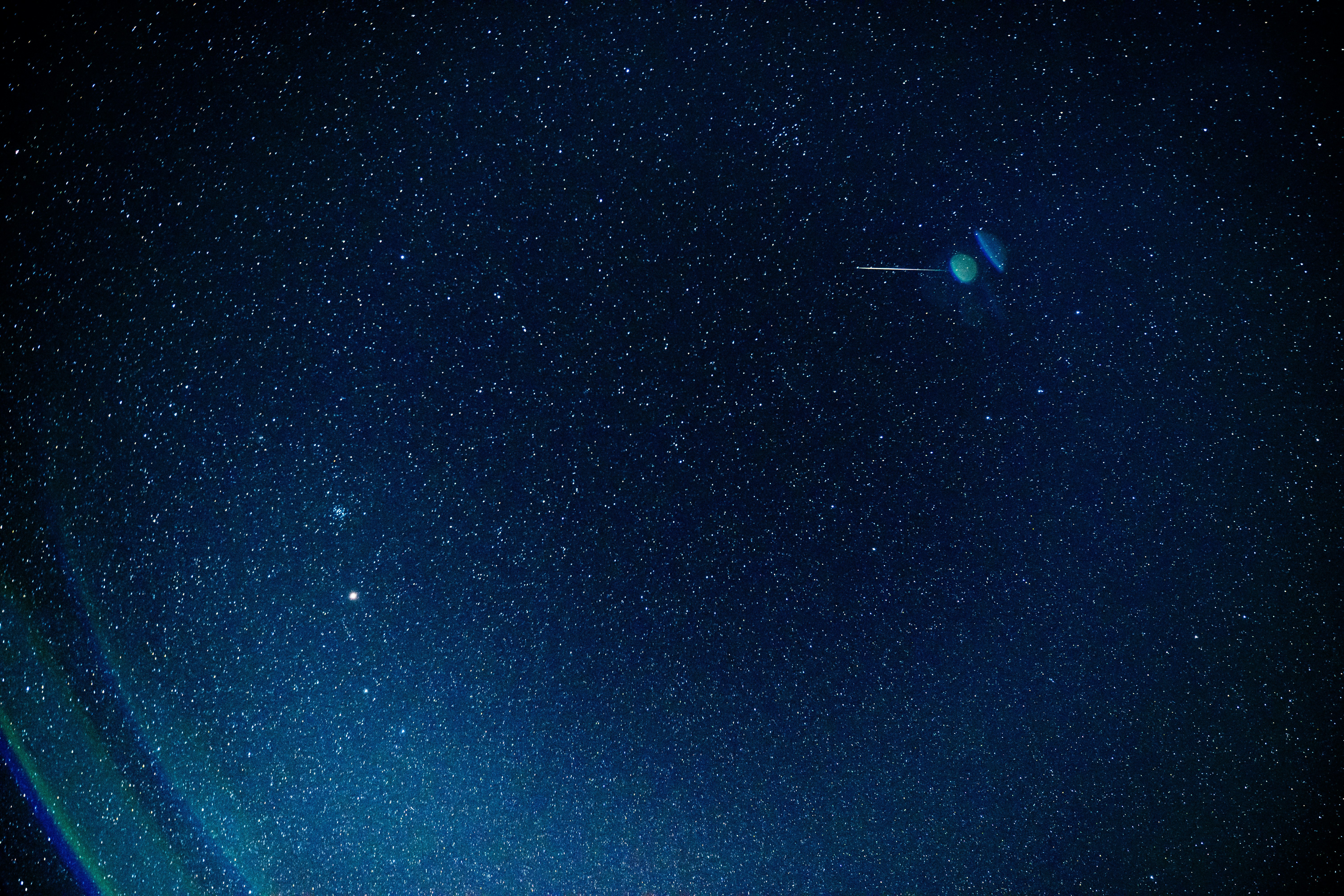 しぶんぎ座流星群の夜空に流れる星
