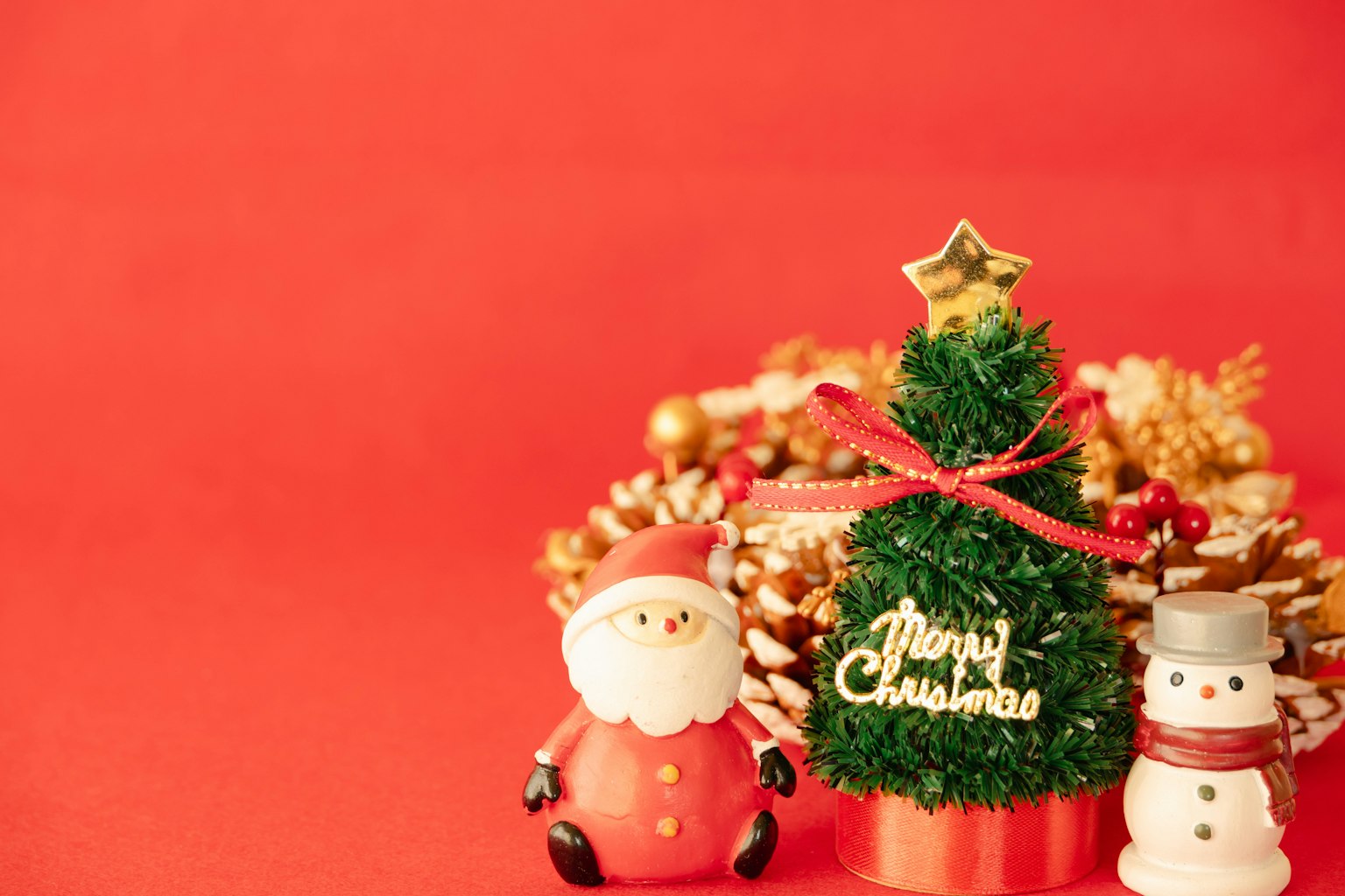Bild mit Weihnachtsdekorationen einschließlich Santa Claus-Figuren und einem kleinen Weihnachtsbaum