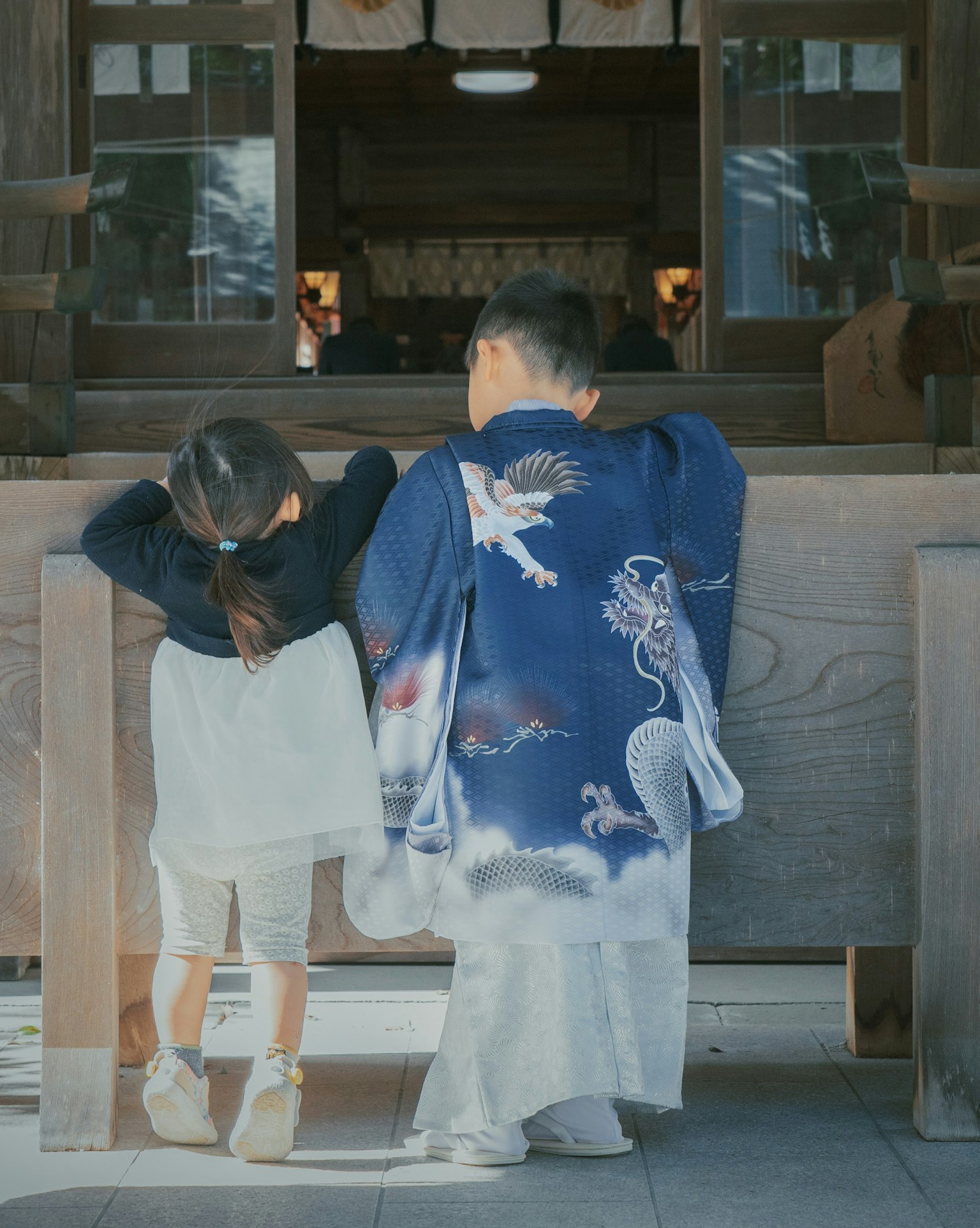 穿着传统和服的孩子们在神社前玩耍