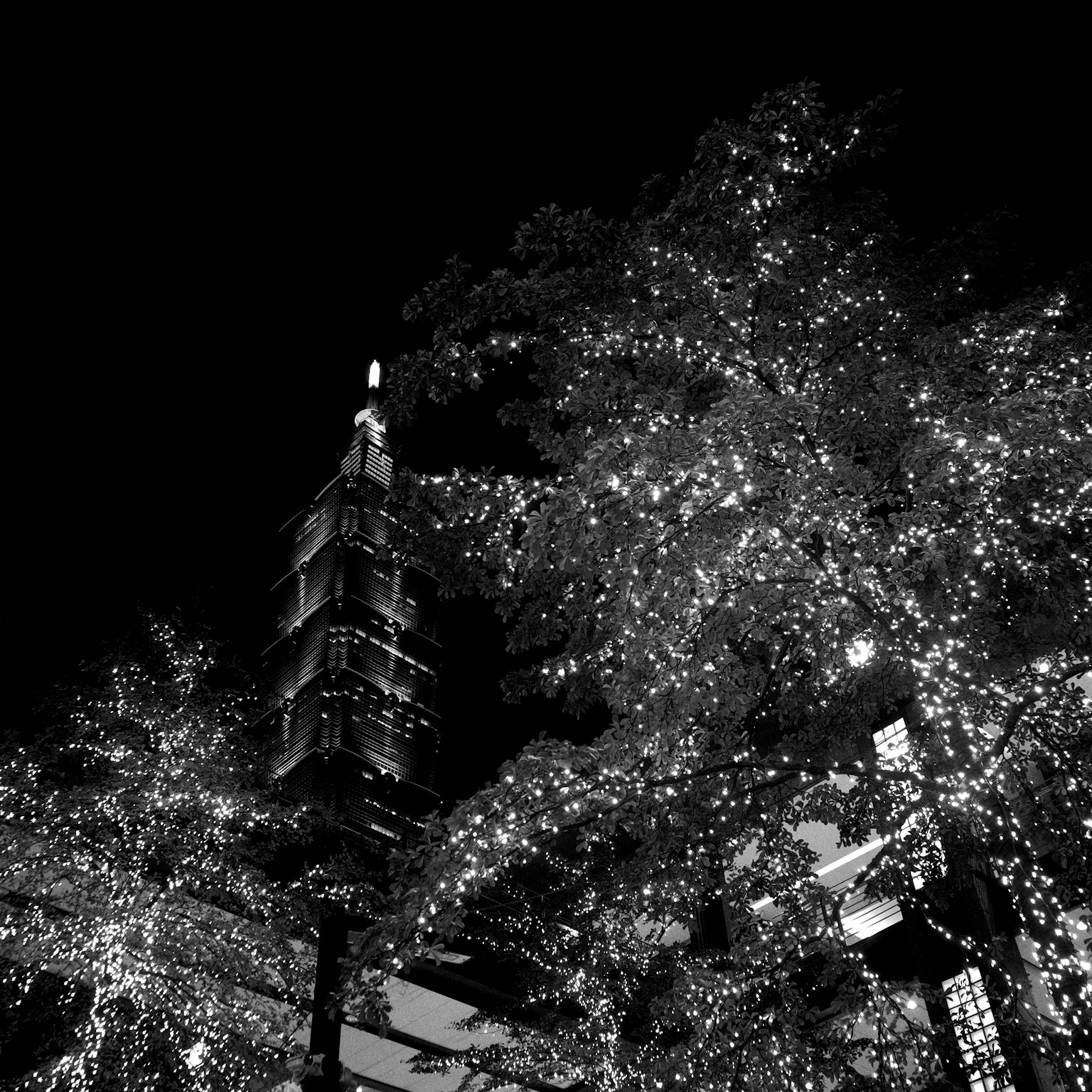 夜の都市の風景に輝くイルミネーションと高層ビル