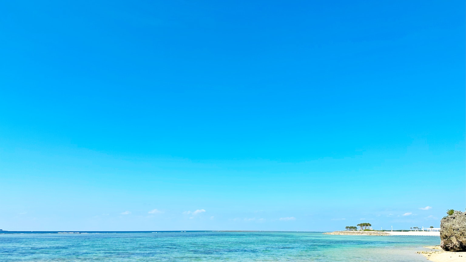 Langit biru jernih di atas laut tenang