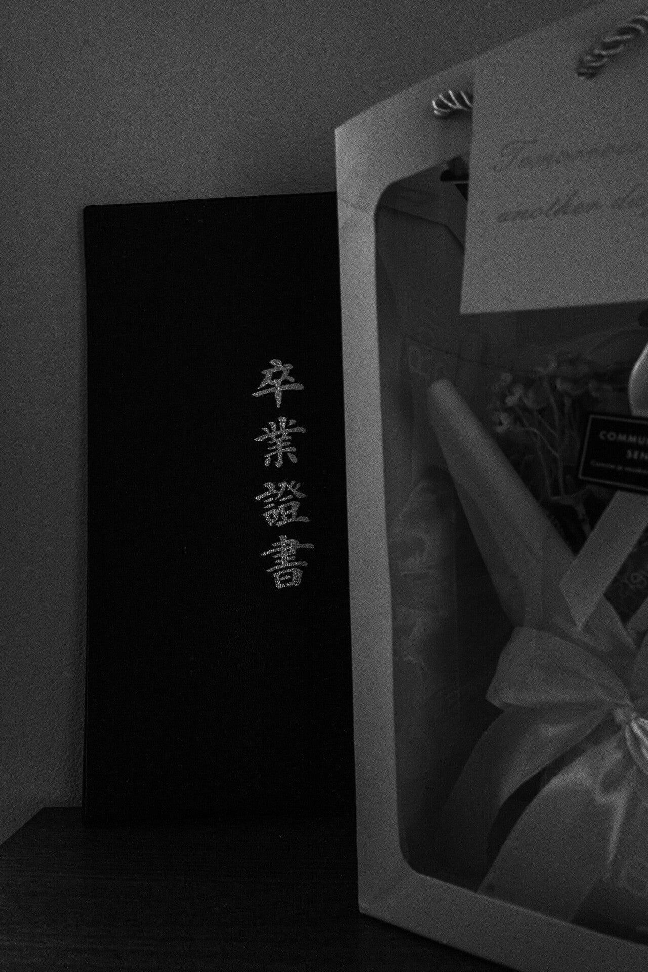 Scène intérieure avec une couverture de diplôme et un sac cadeau