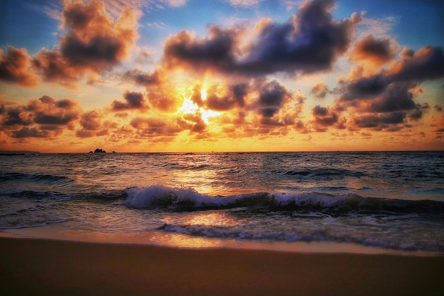 壮观的海上日落，橙色和蓝色的天空，轻柔的海浪