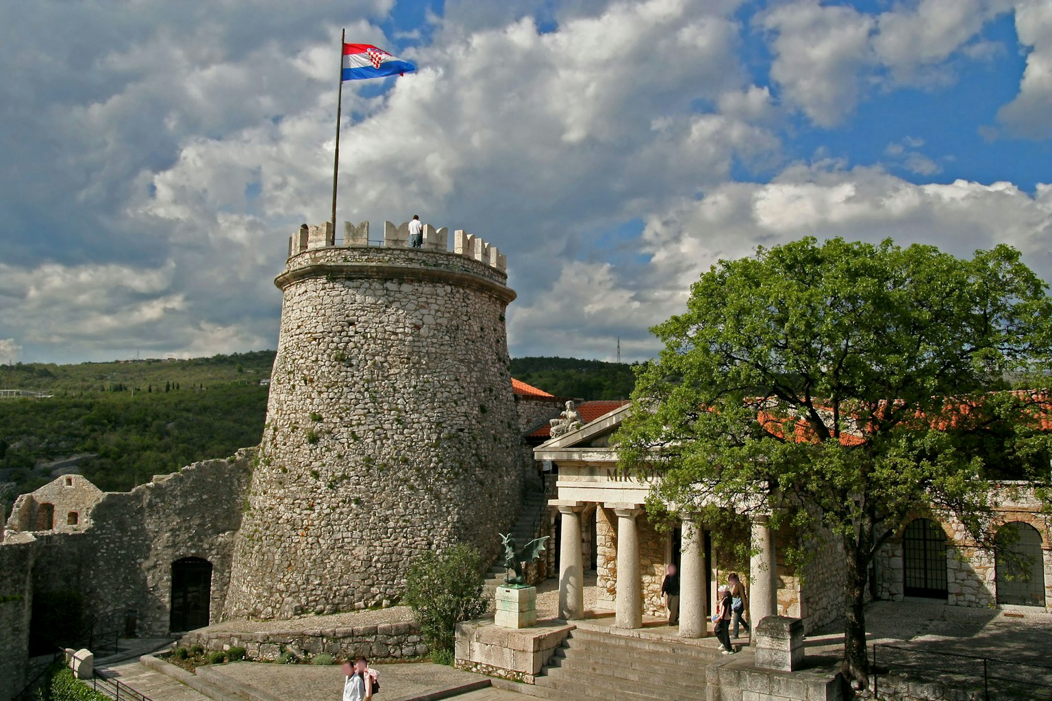 Vue de la forteresse de Klis avec le drapeau croate et une architecture historique