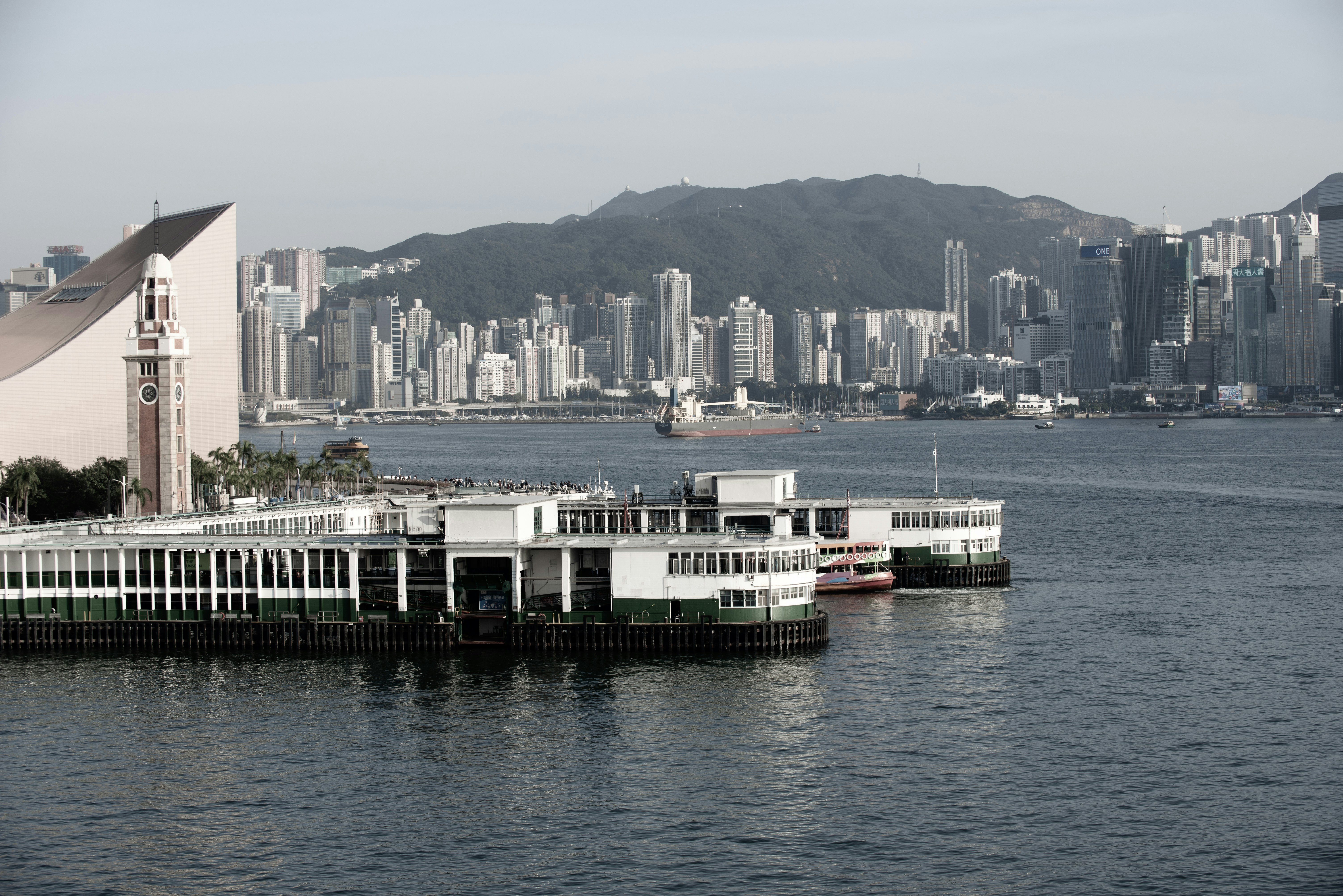 海沿いの桟橋と湾岸の高層ビル群