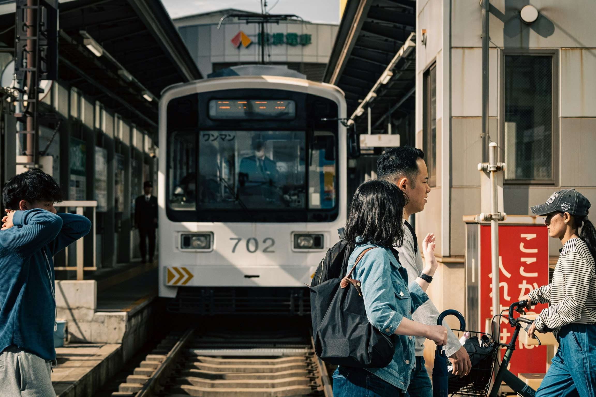 レトロな駅前で電車に乗り込む人々のある風景