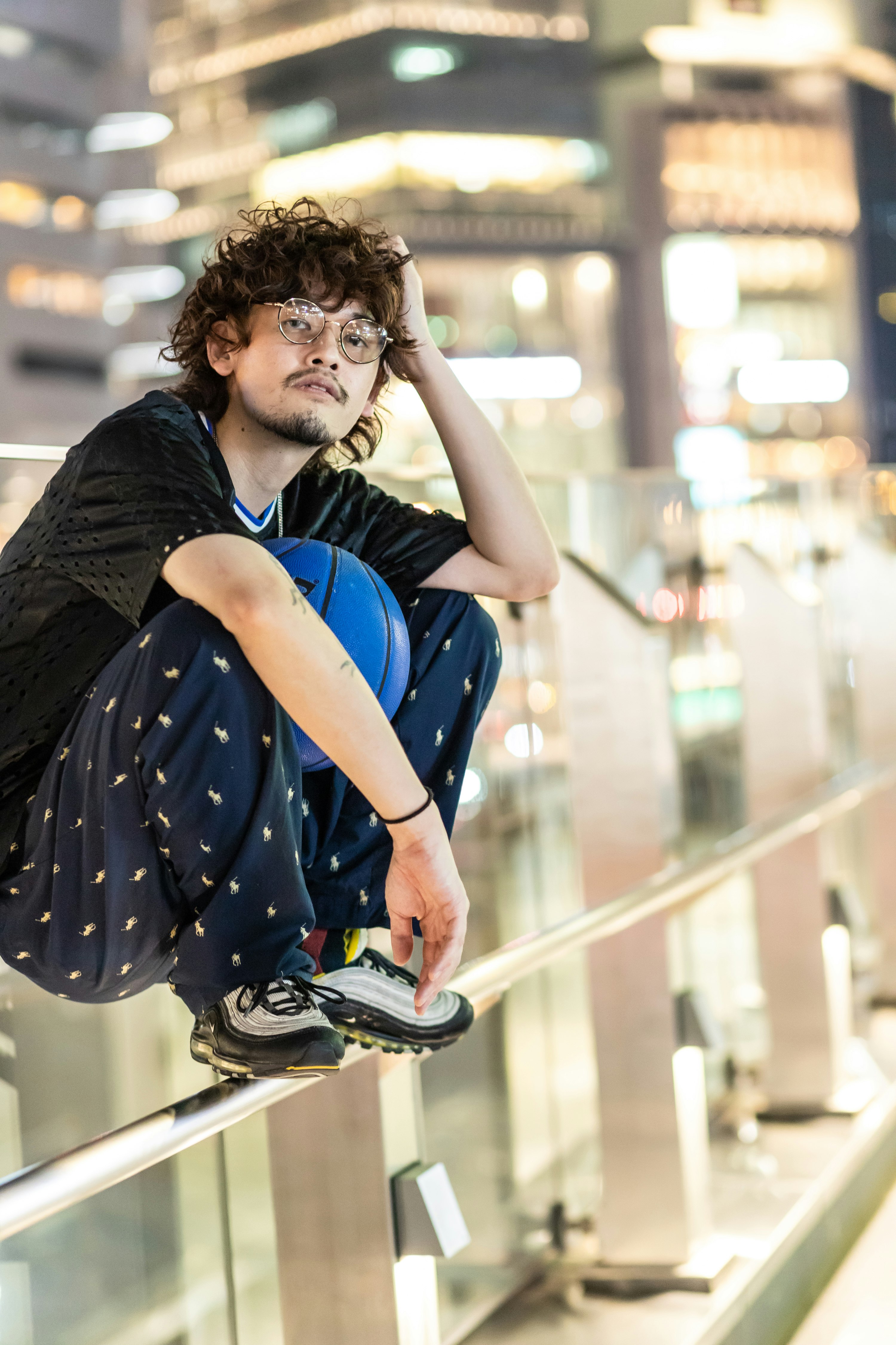 手すりにもたれるカジュアルな男性のポートレート