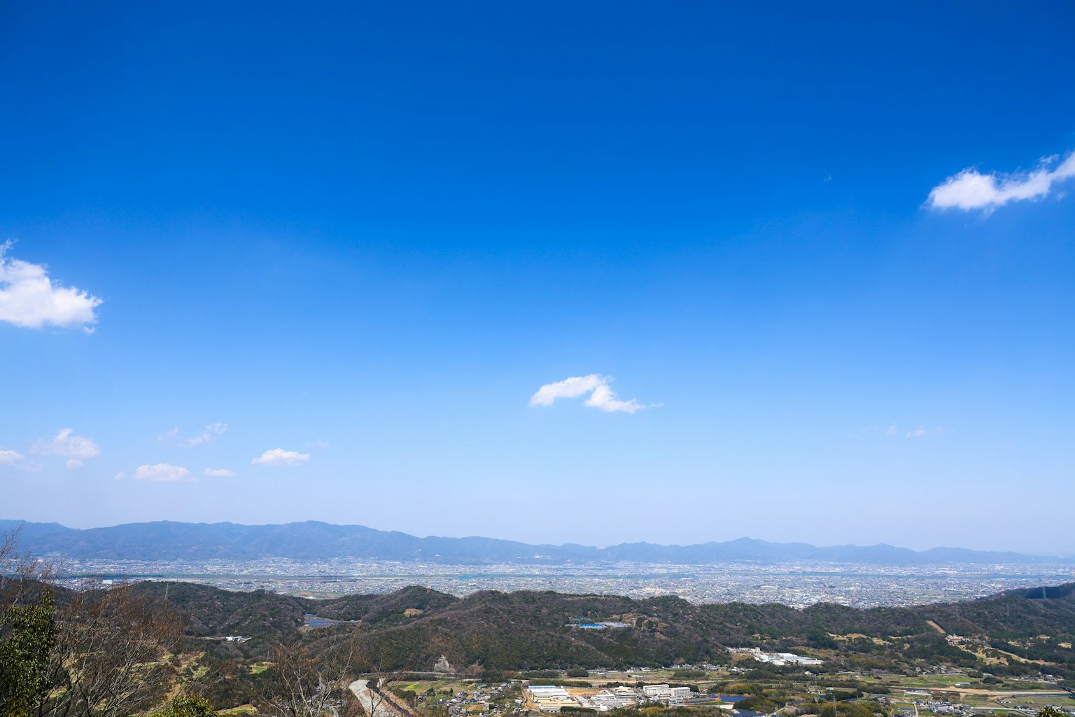 Un paesaggio bellissimo con cielo azzurro e montagne