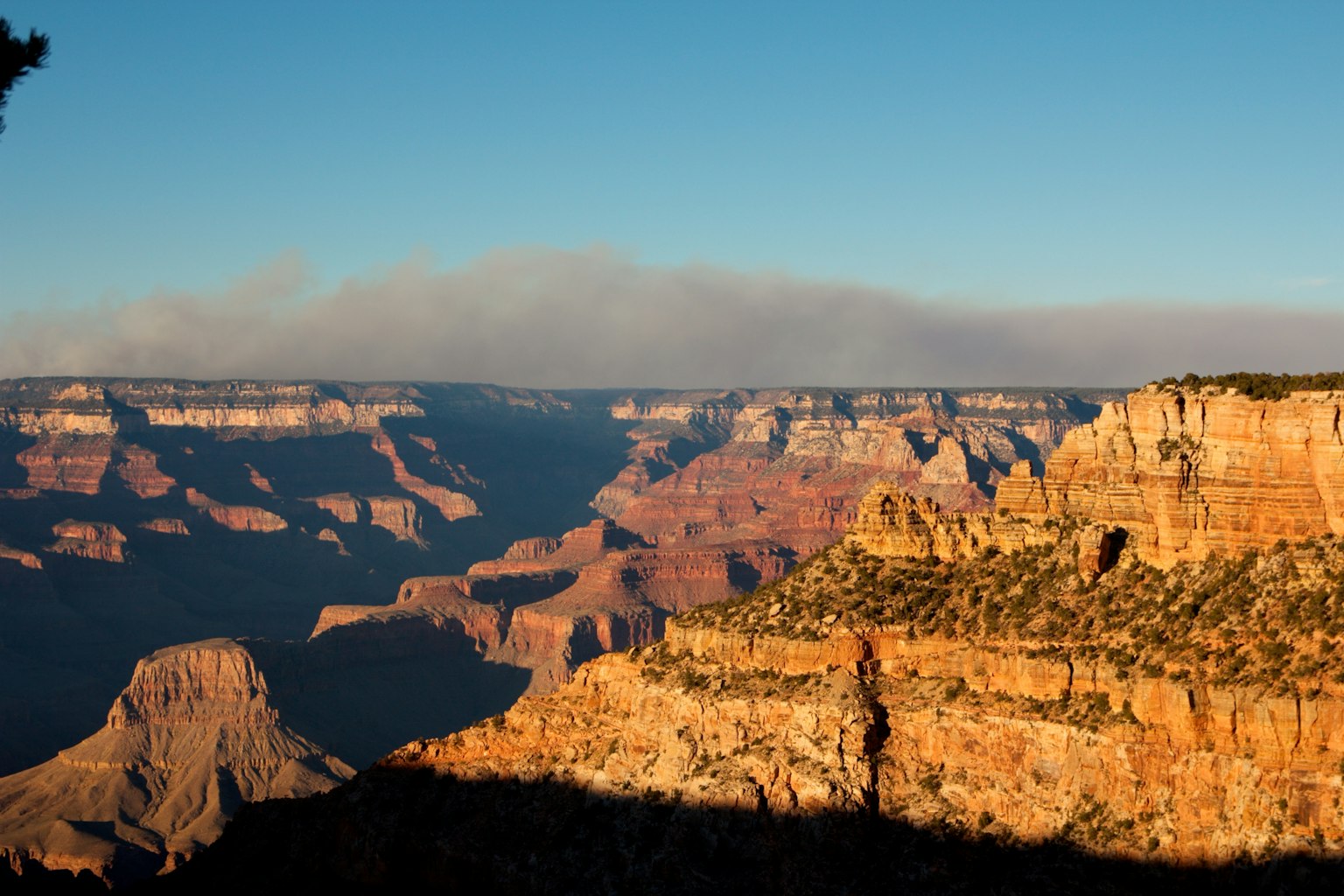 Beeindruckende Aussicht auf den Grand Canyon, beleuchtet vom Sonnenuntergang