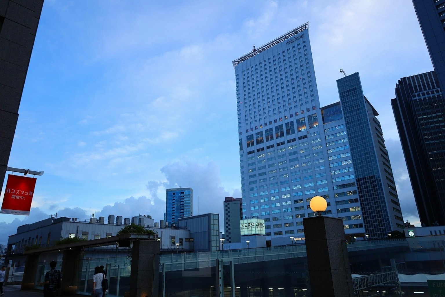 ทิวทัศน์เมืองที่มีตึกสูงและท้องฟ้าสีฟ้า