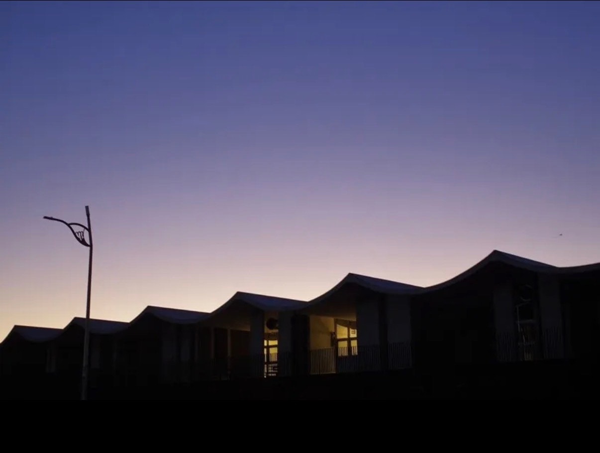暮色天空下住宅区建筑剪影