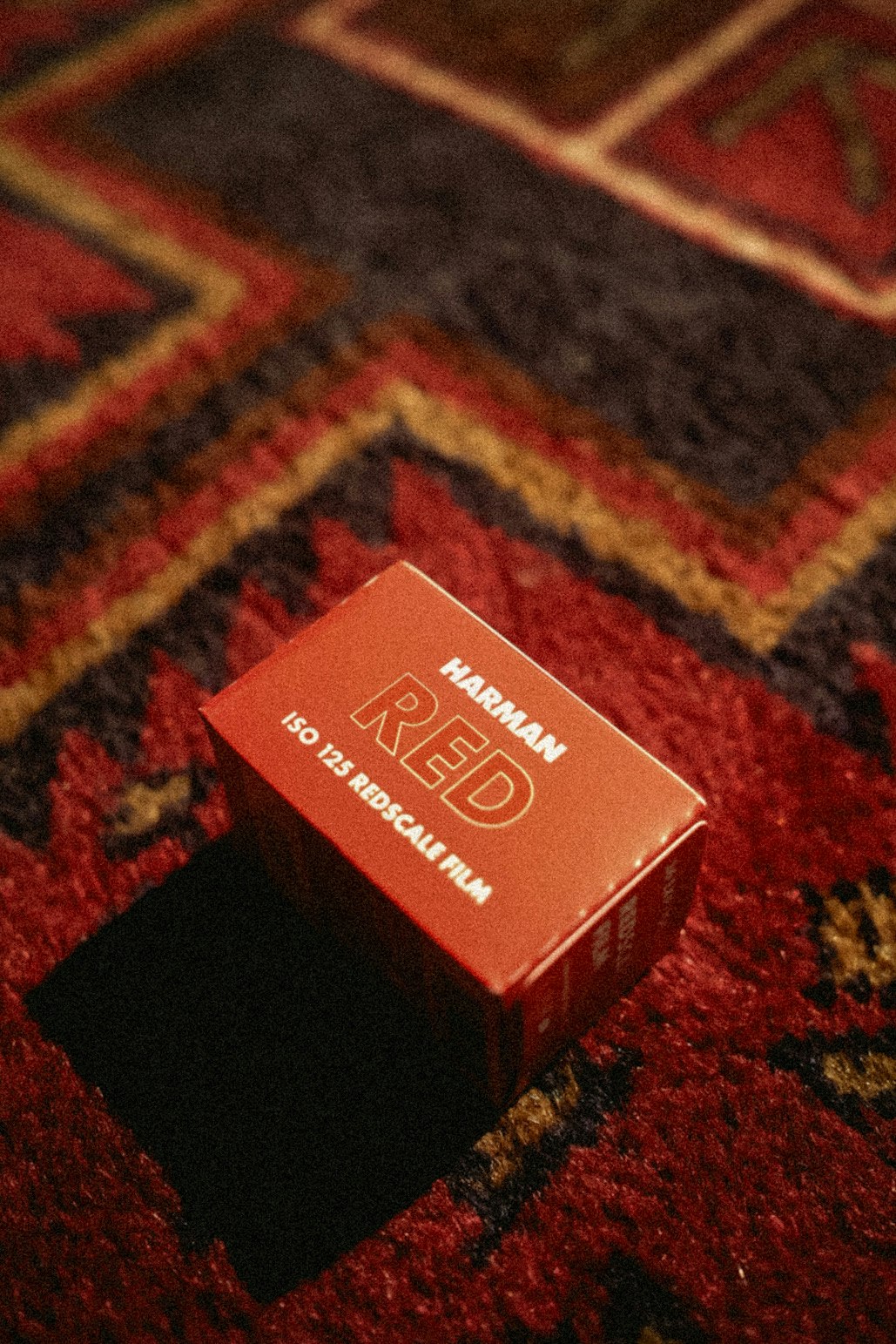 红色地毯上的 RED 标志盒