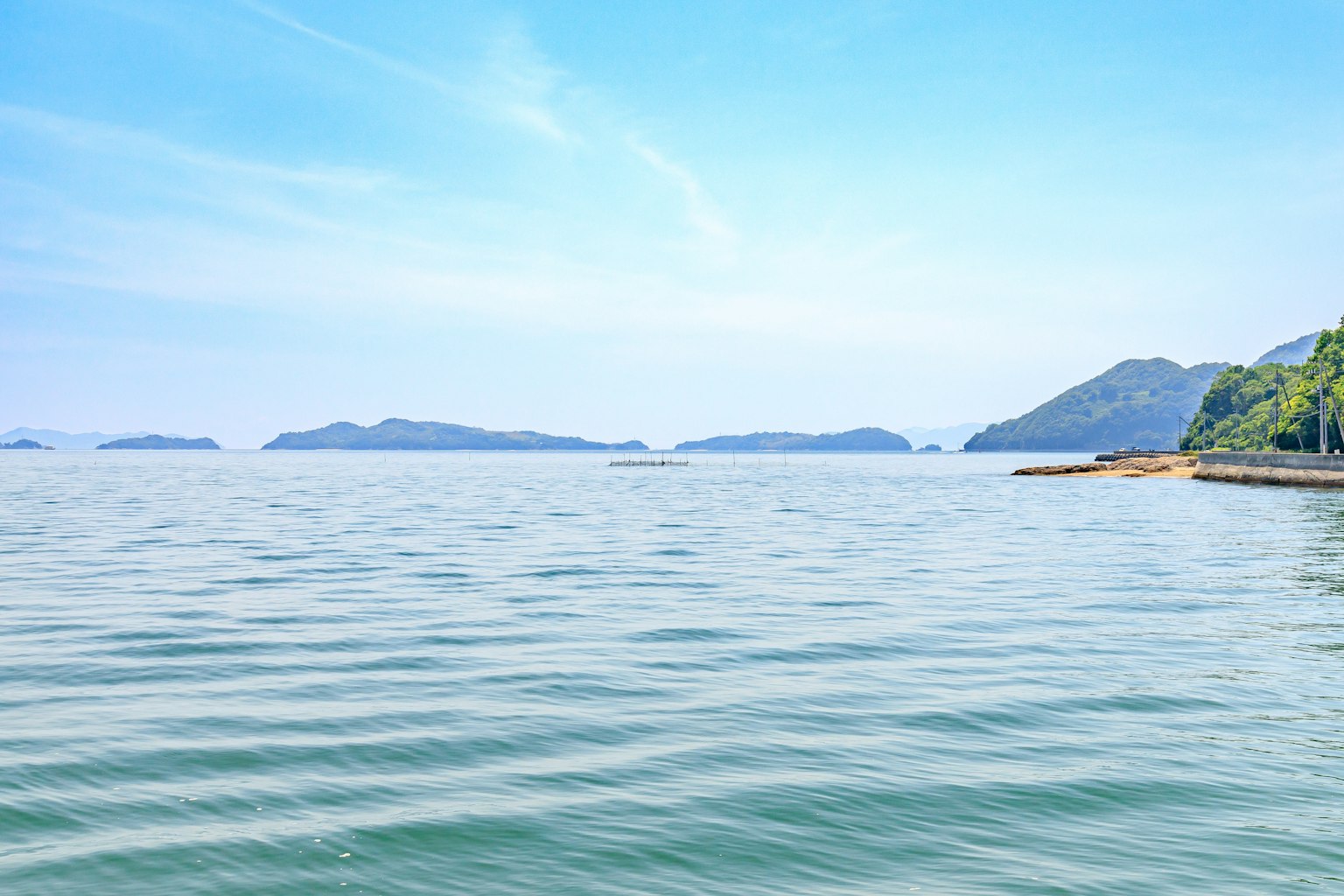 平静海面的美丽景色 蓝天和远处的岛屿