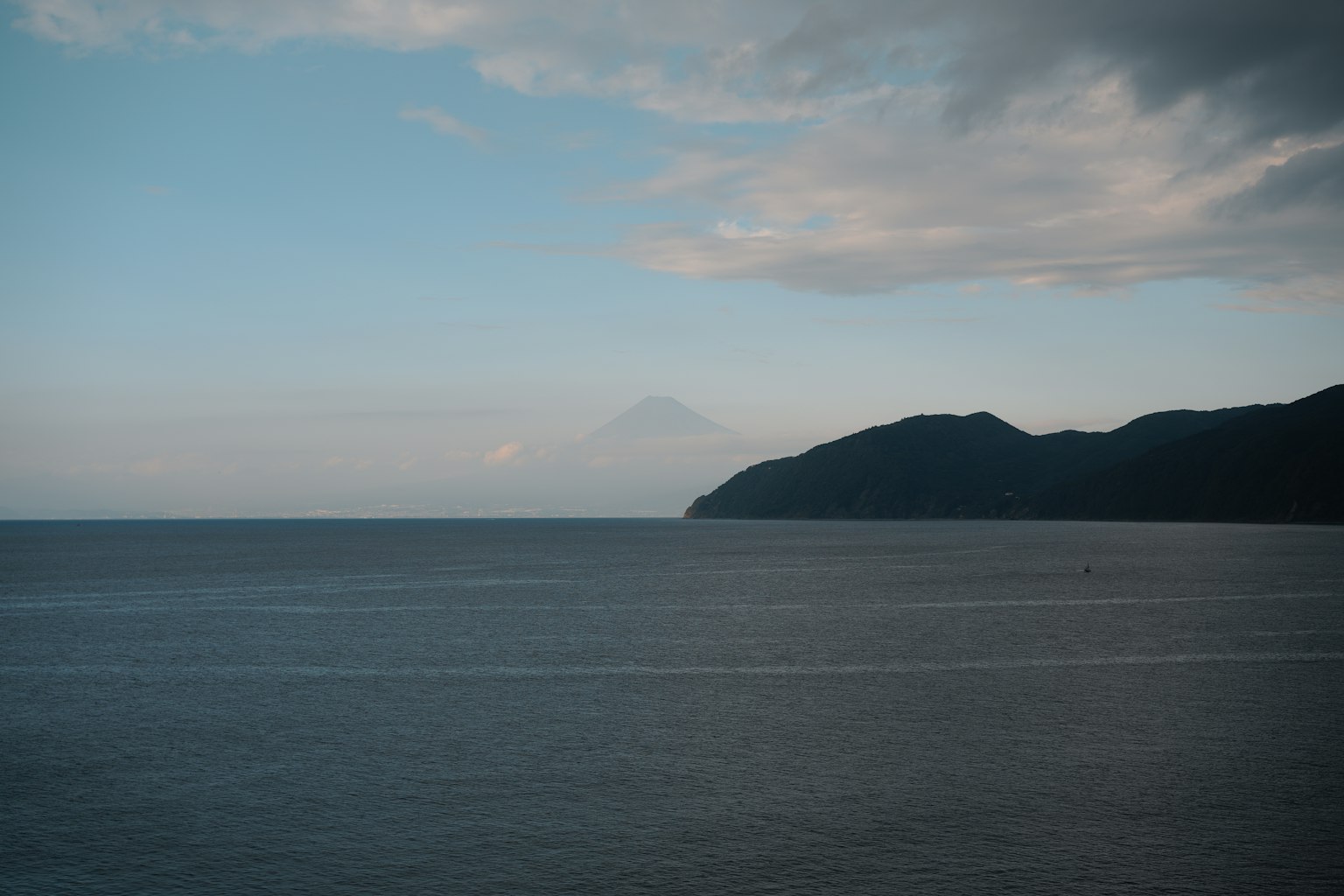 Paysage avec mer bleue et côte montagneuse