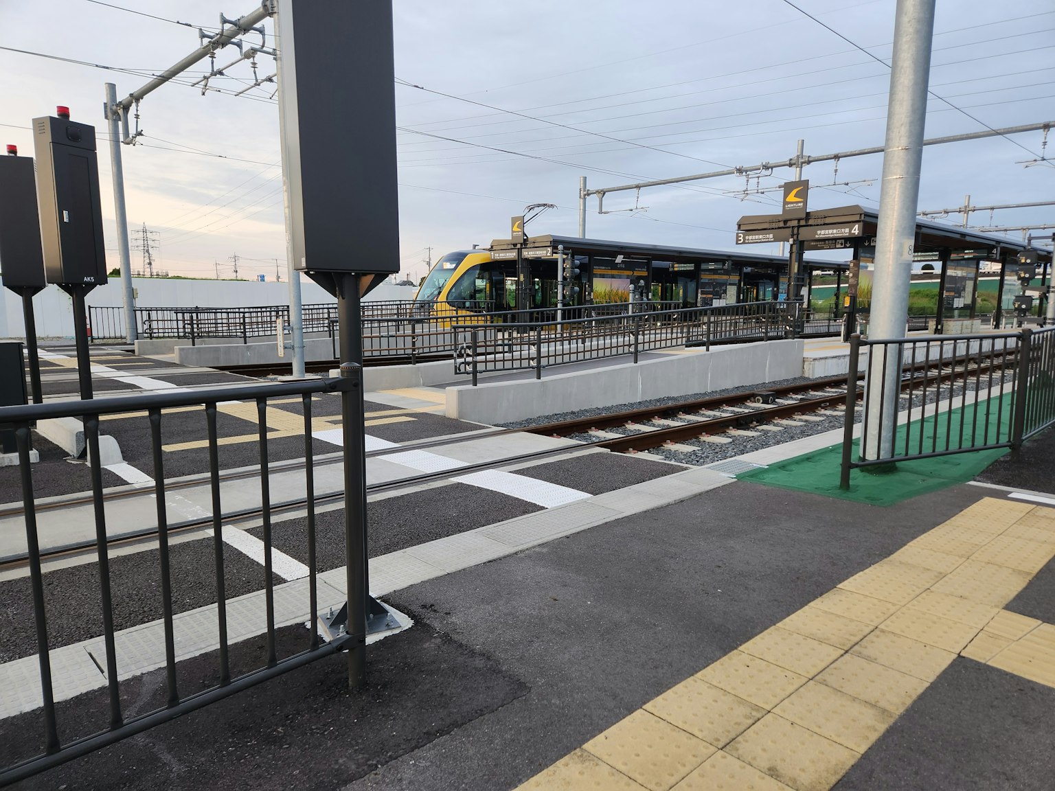 Vista de una plataforma de tren con un tren al fondo