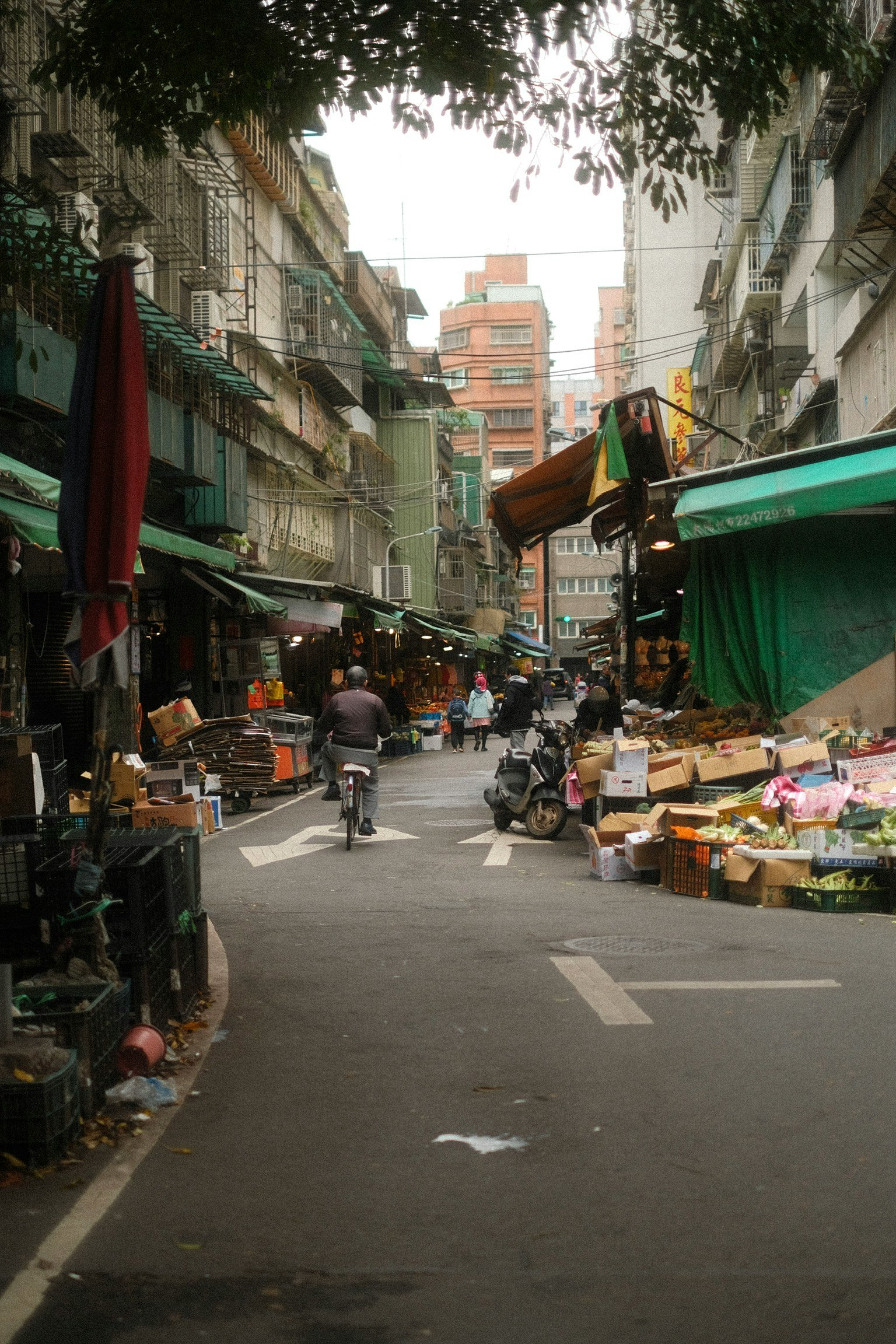 callejón en Taiwán con puestos callejeros y toldos de tiendas