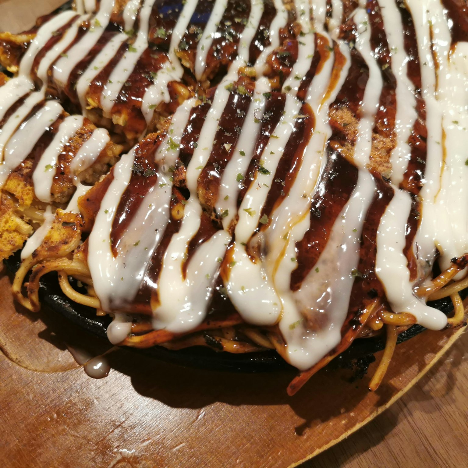 맛있는 오코노미야끼에 소스와 마요네즈가 얹혀져 있다