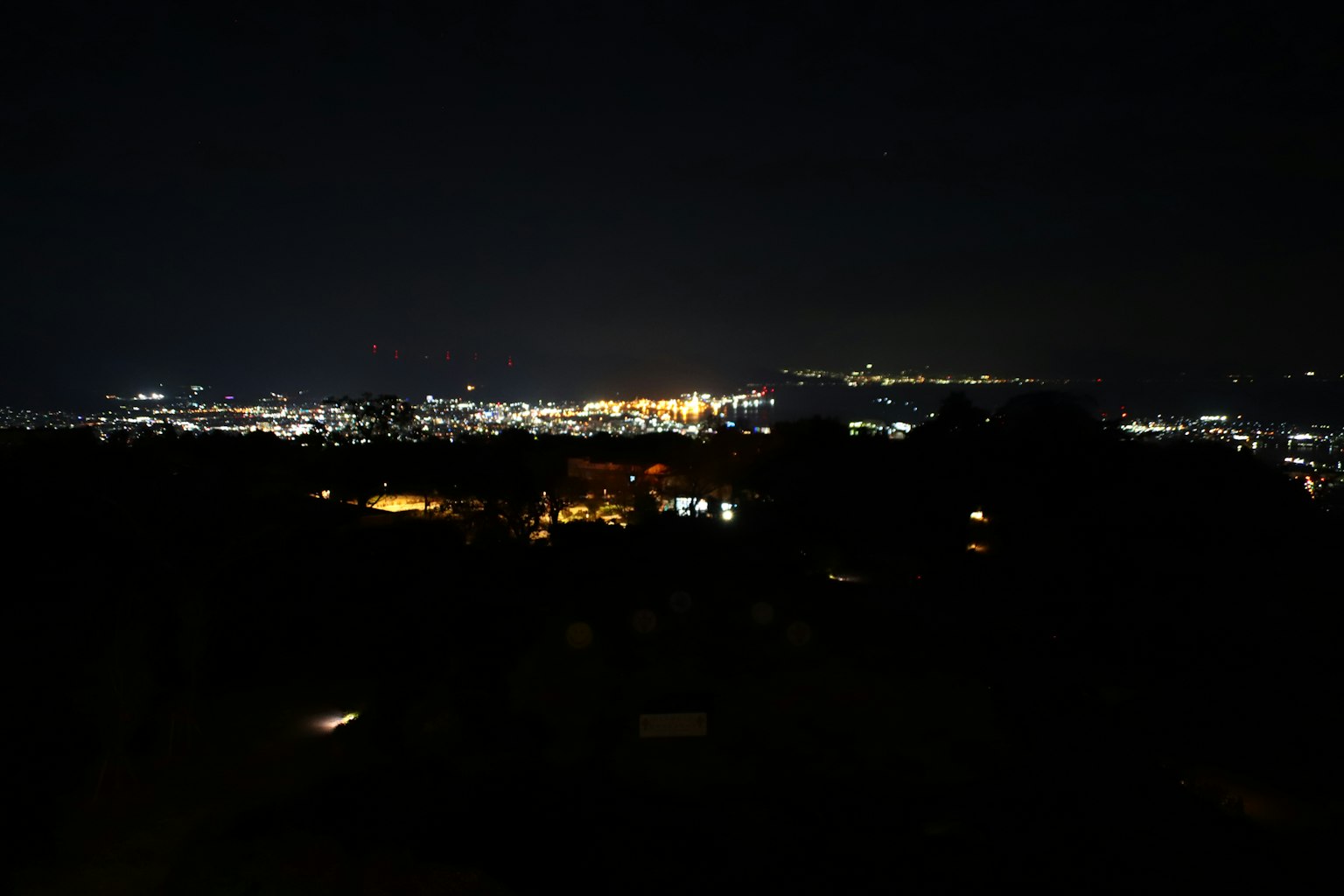 Vista notturna di un skyline cittadino illuminato