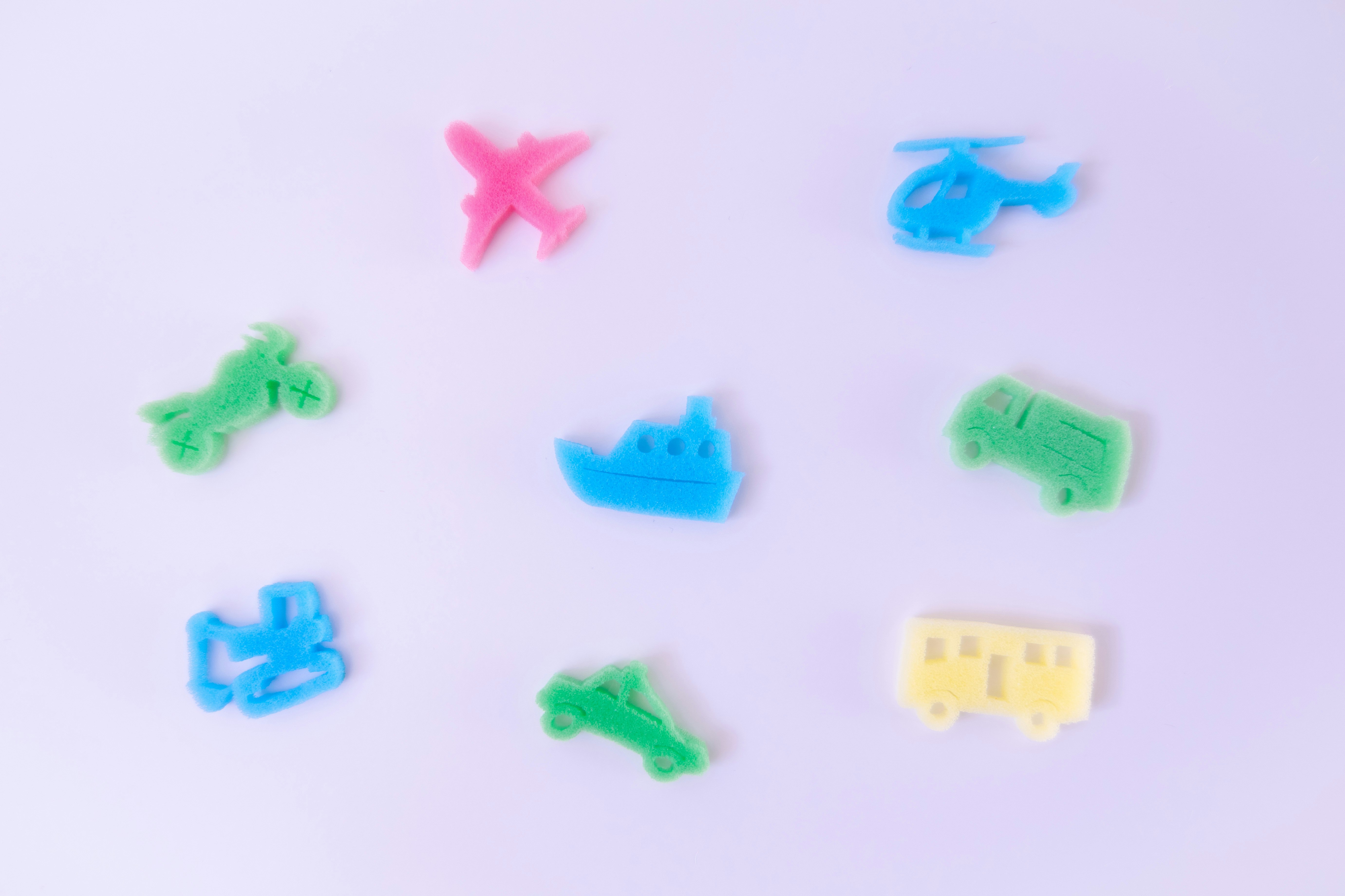 véhicules en gomme colorés sur fond blanc