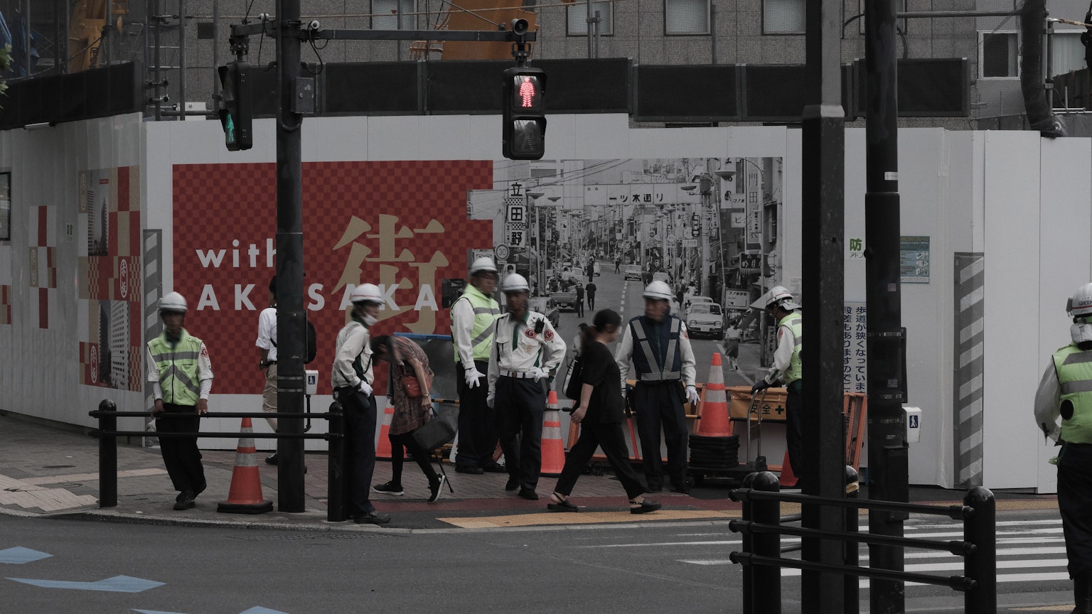 在建筑工地附近等红灯的人群