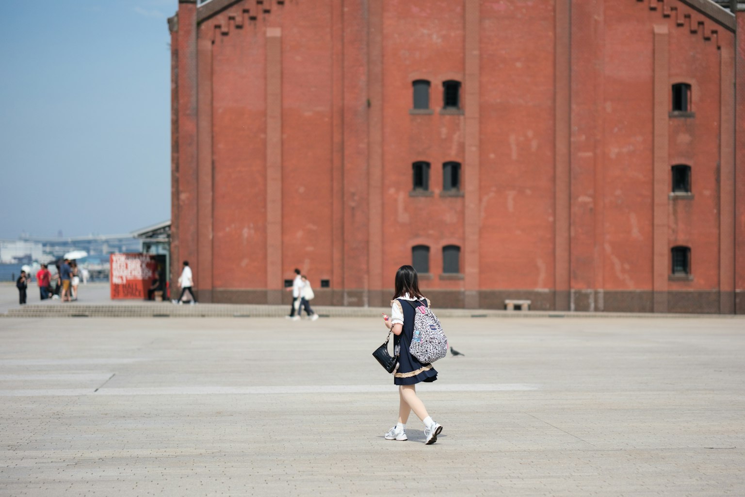一名女性在红砖建筑前走