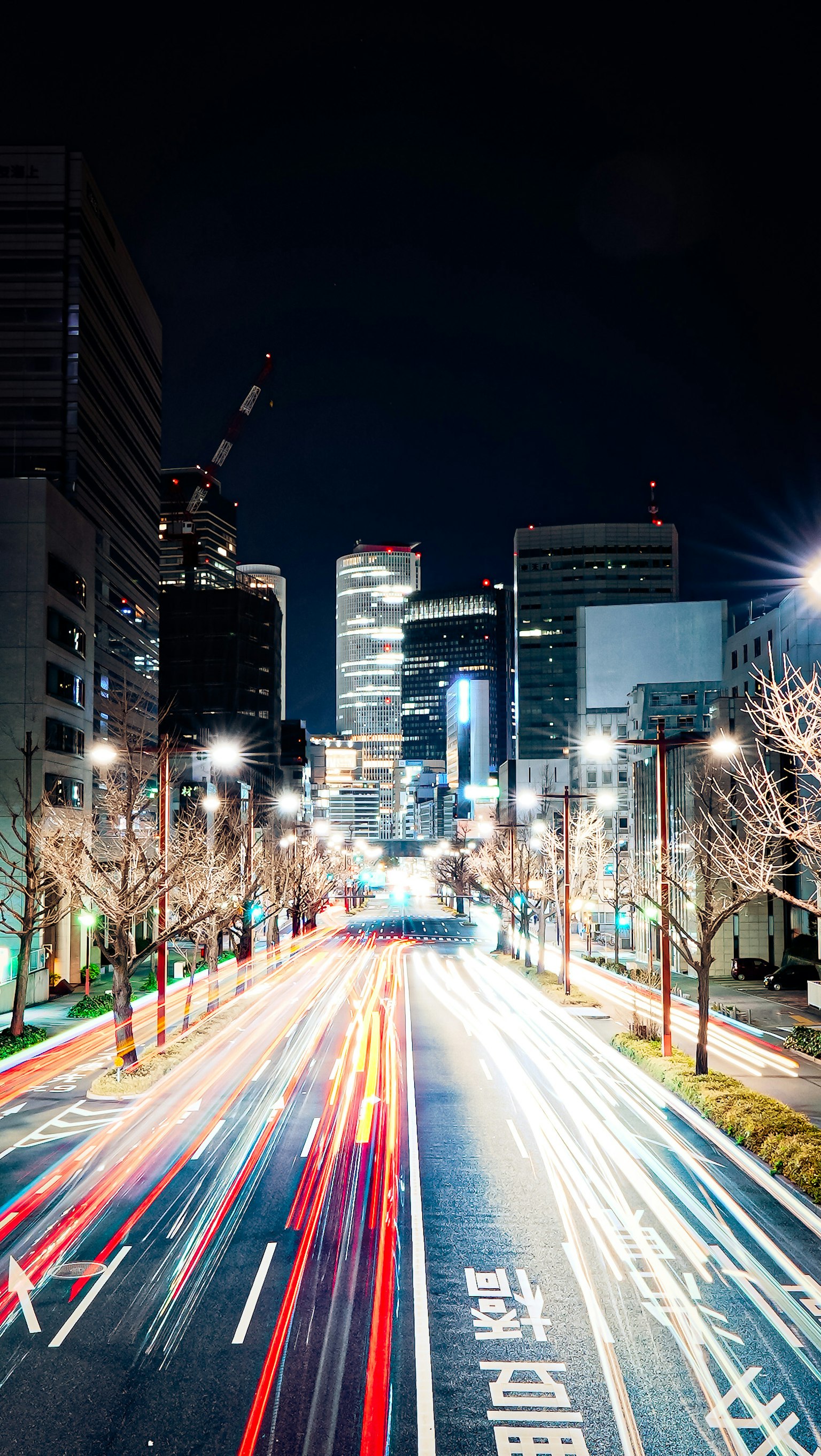 Rue de la ville la nuit avec des lumières de voiture en mouvement