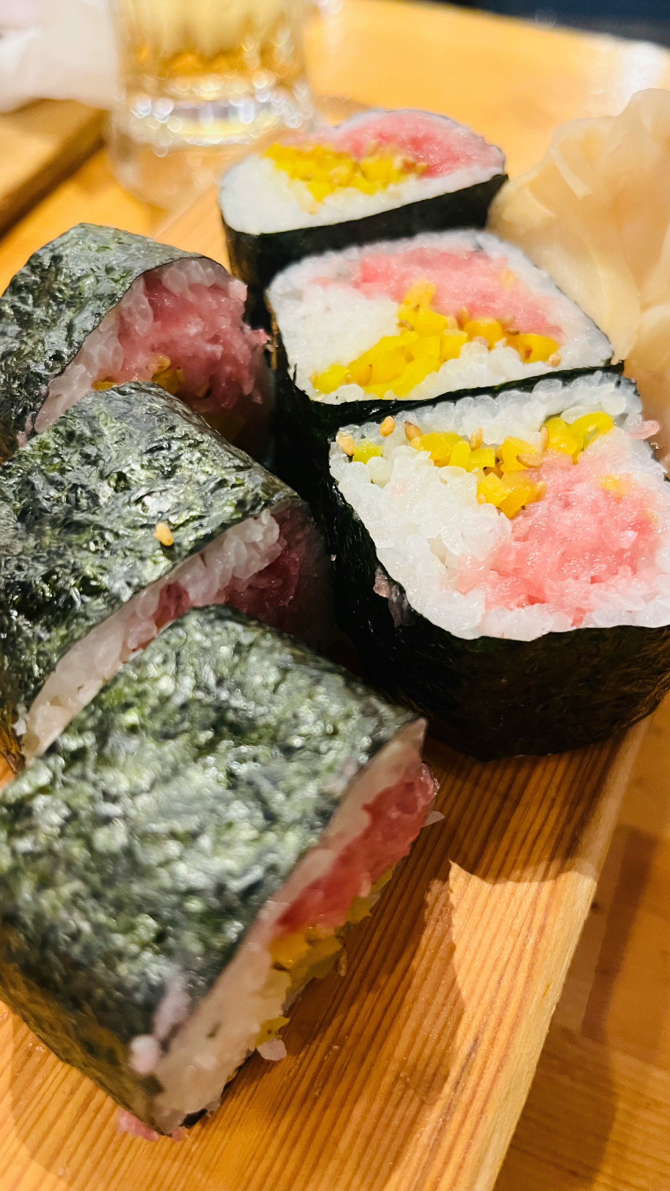 kumpulan sushi gulung dengan potongan isi yang terlihat
