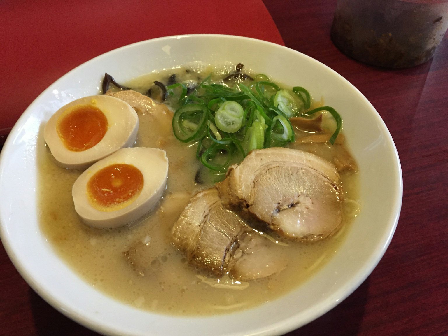 Mì ramen với nước dùng kem phủ với thịt chashu và trứng luộc mềm