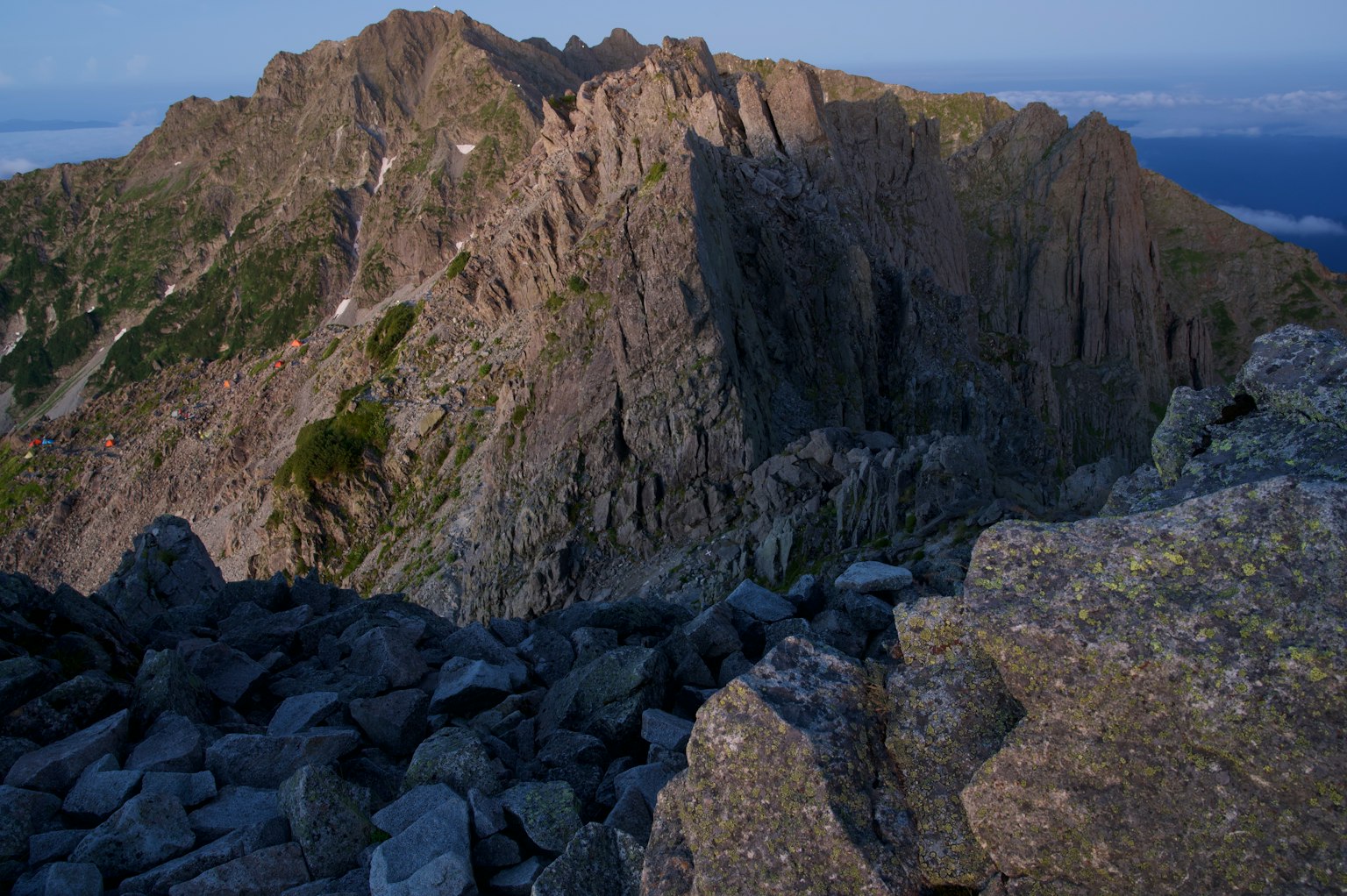 Un paysage montagneux accidenté avec un terrain rocheux et des ombres