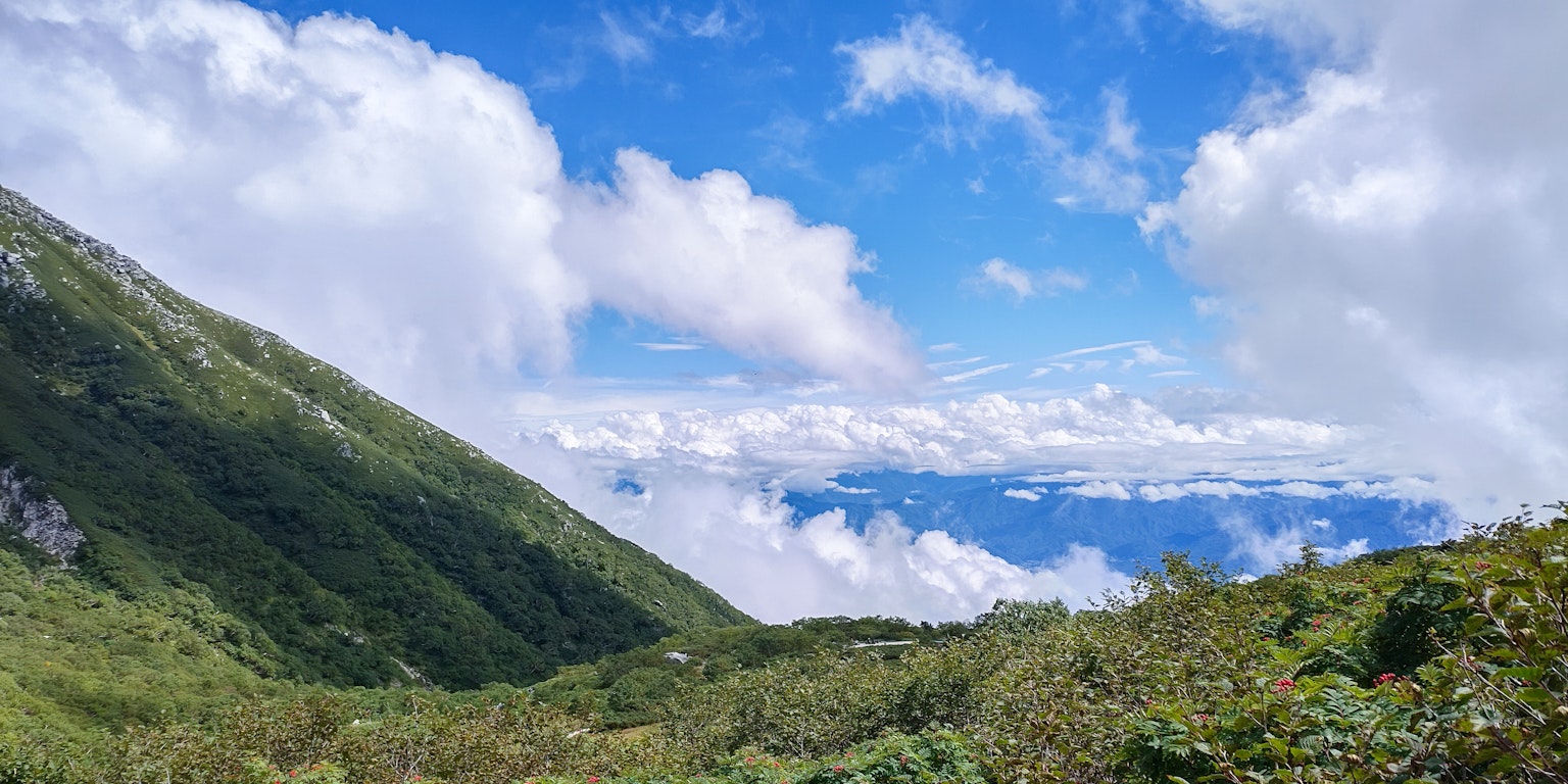 美丽的山景，蓝天和白云