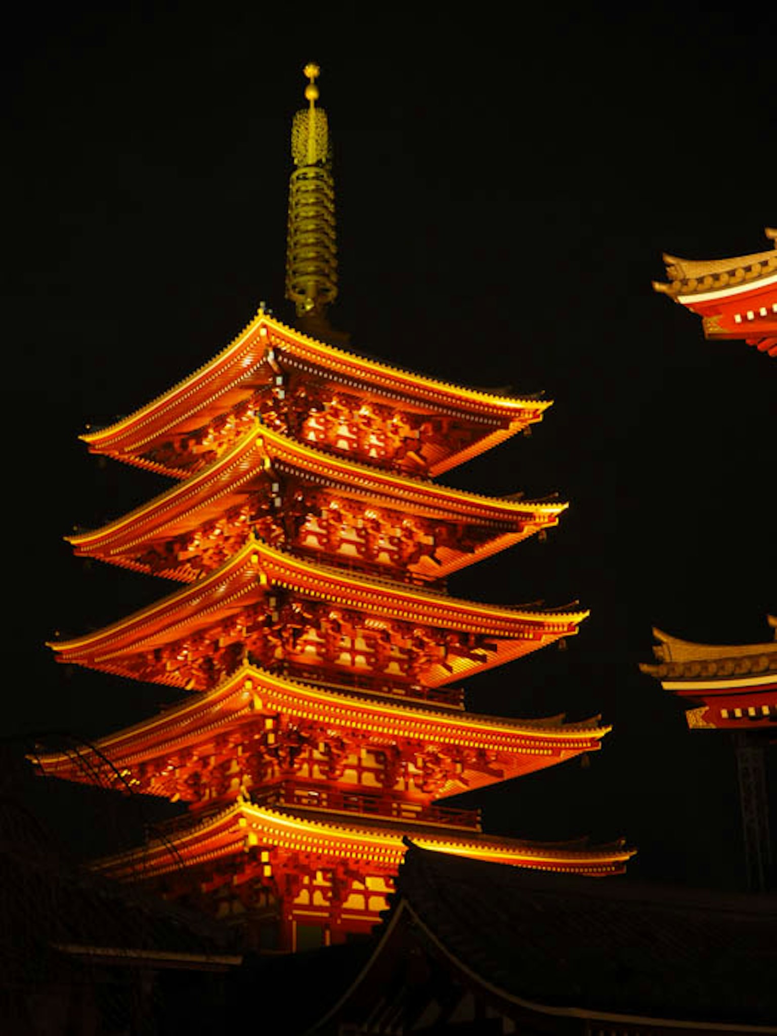 夜间美丽照亮的五层塔