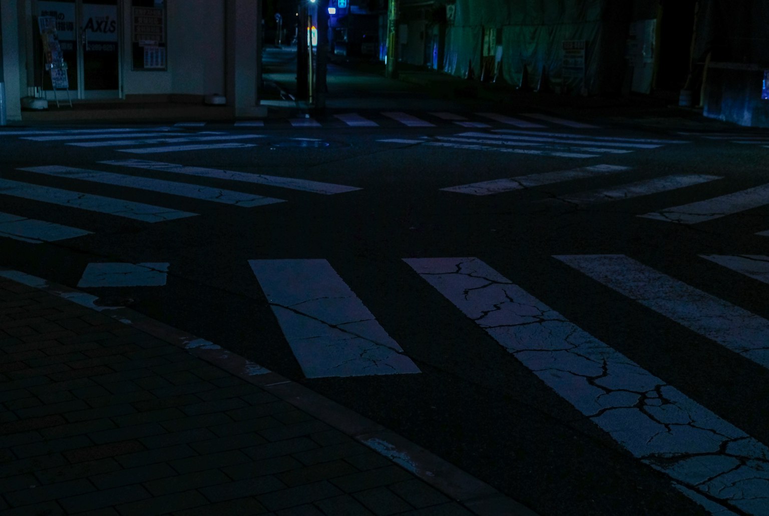 夜間交叉口，白色人行道和黑暗環境