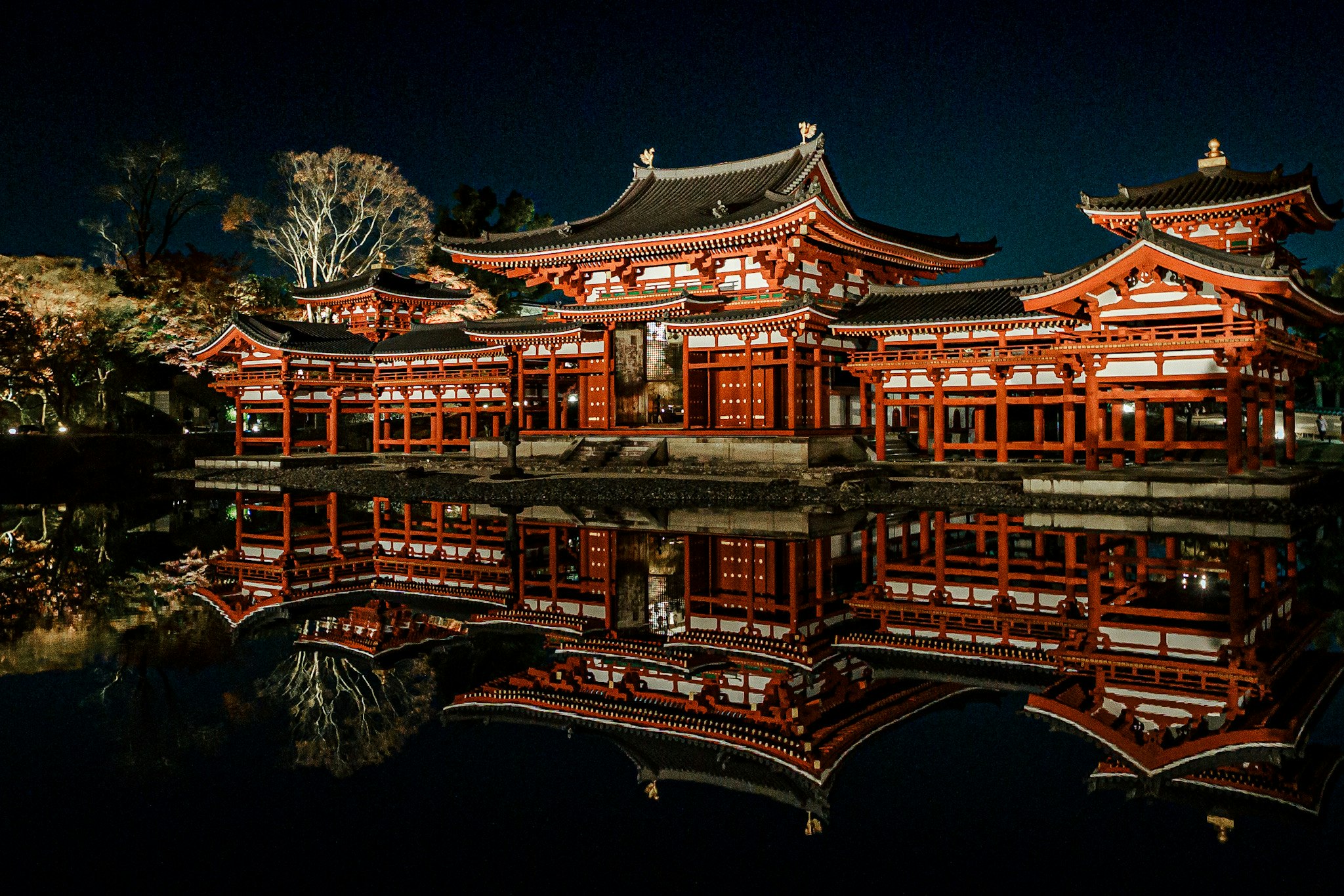 平等院鳳凰堂秋季夜間燈光與水面倒影