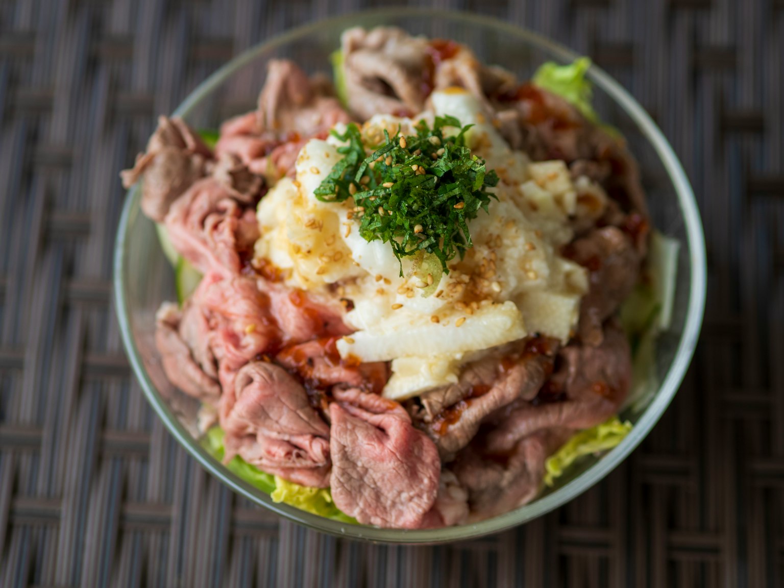 Delicioso tazón de ensalada con carnes y verduras variadas