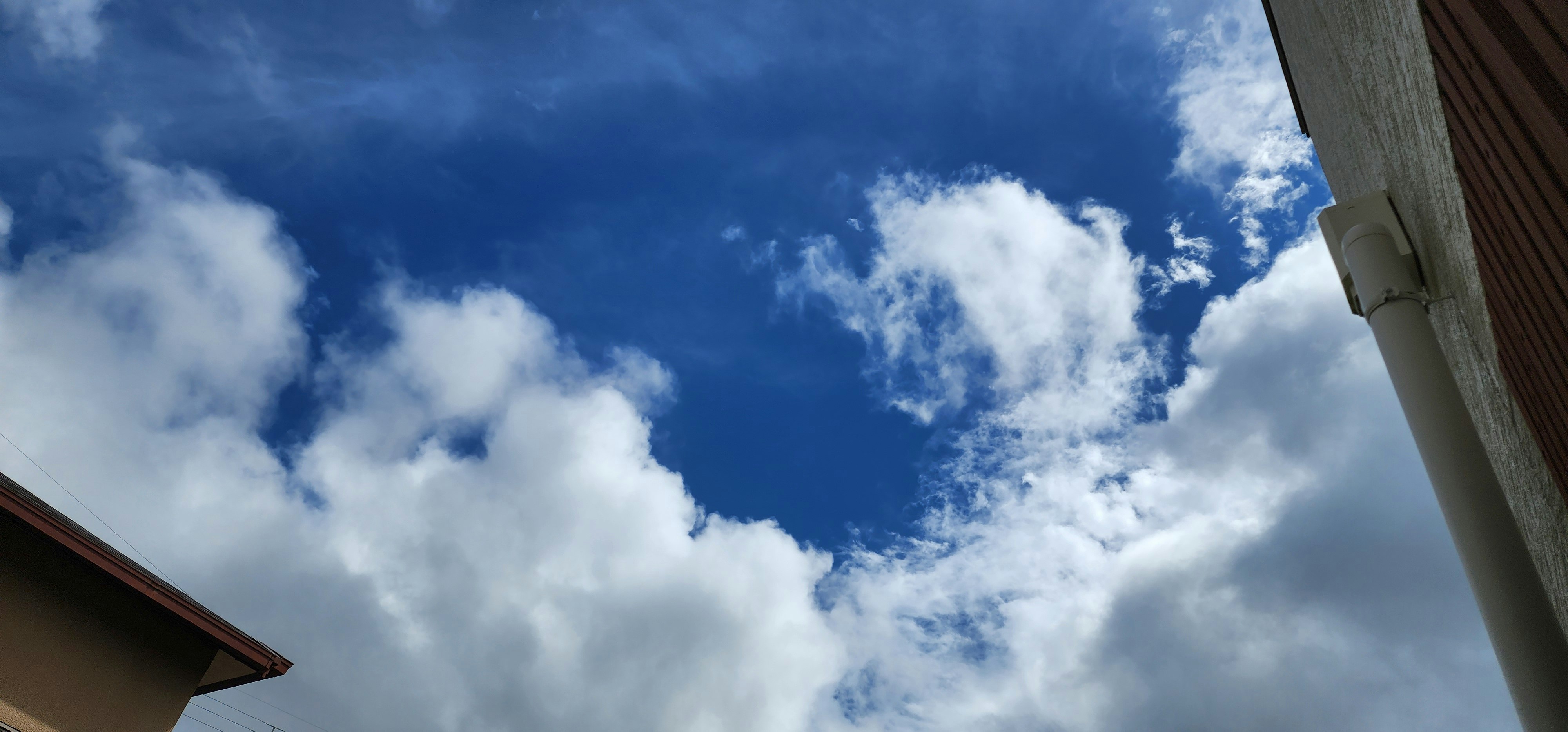 沸き上がり流れる雲のある青空