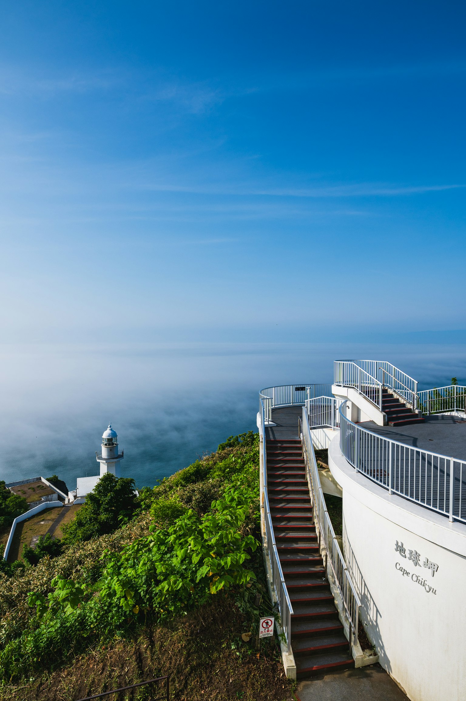 Malersiche Aussicht auf Treppen und Aussichtsplattform unter blauem Himmel