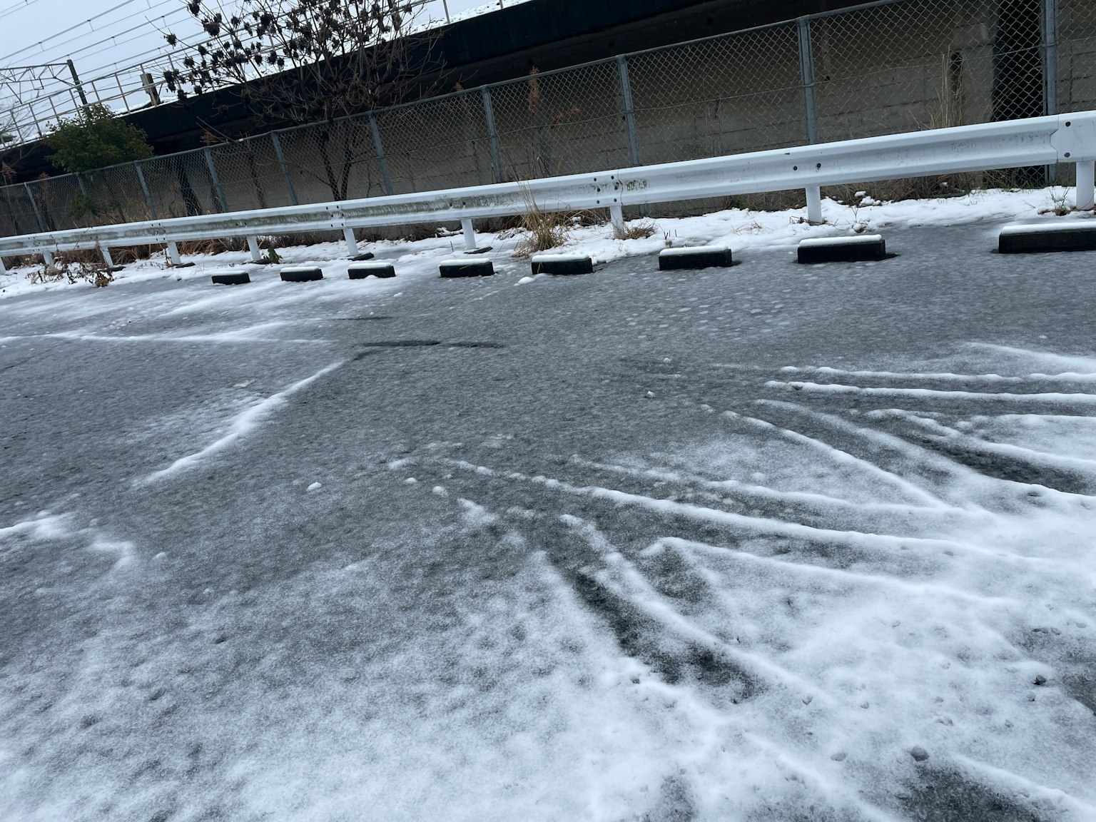 Route humide avec des traces de neige et de glace
