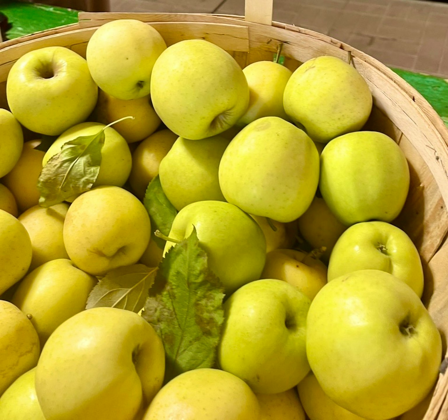 バスケットに入った新鮮な黄色いリンゴの群れ